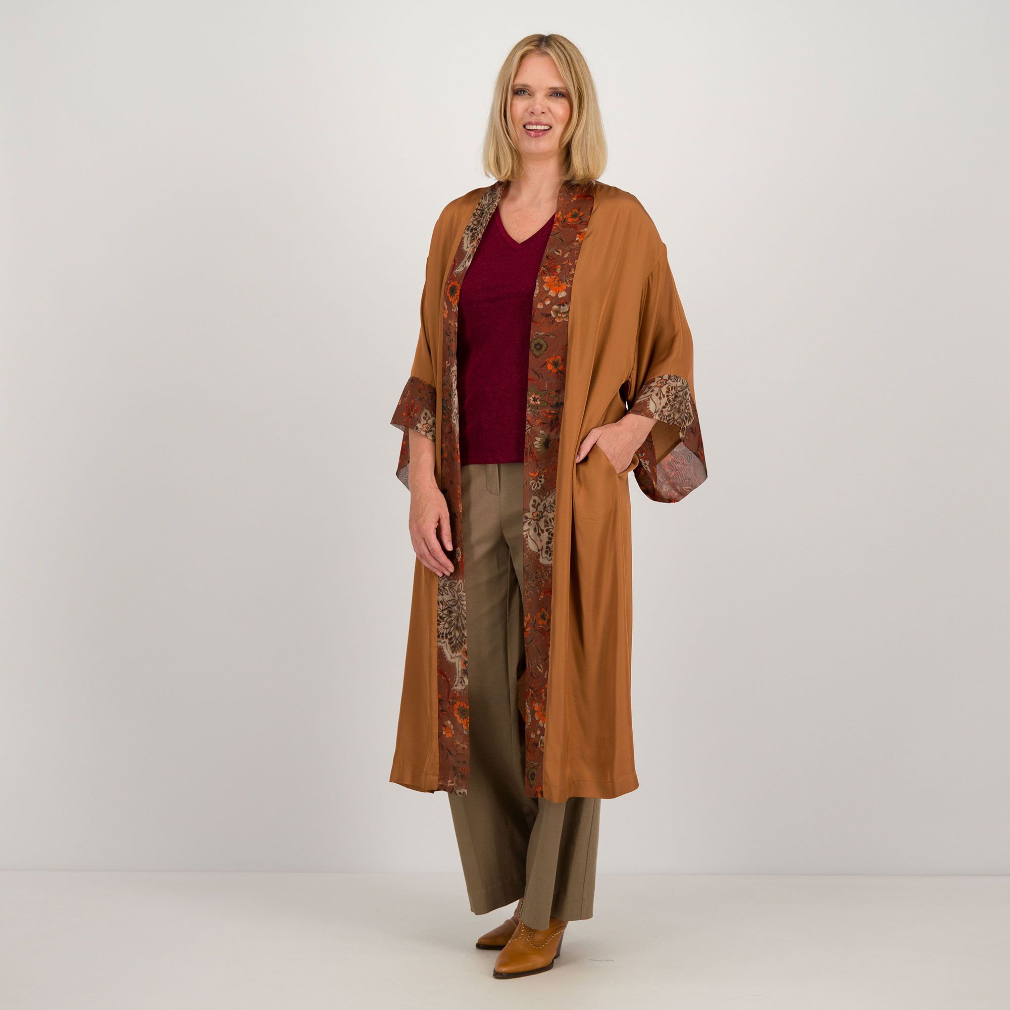 Caterina Lancini
Kimono in raso
di viscosa con
inserti in voile