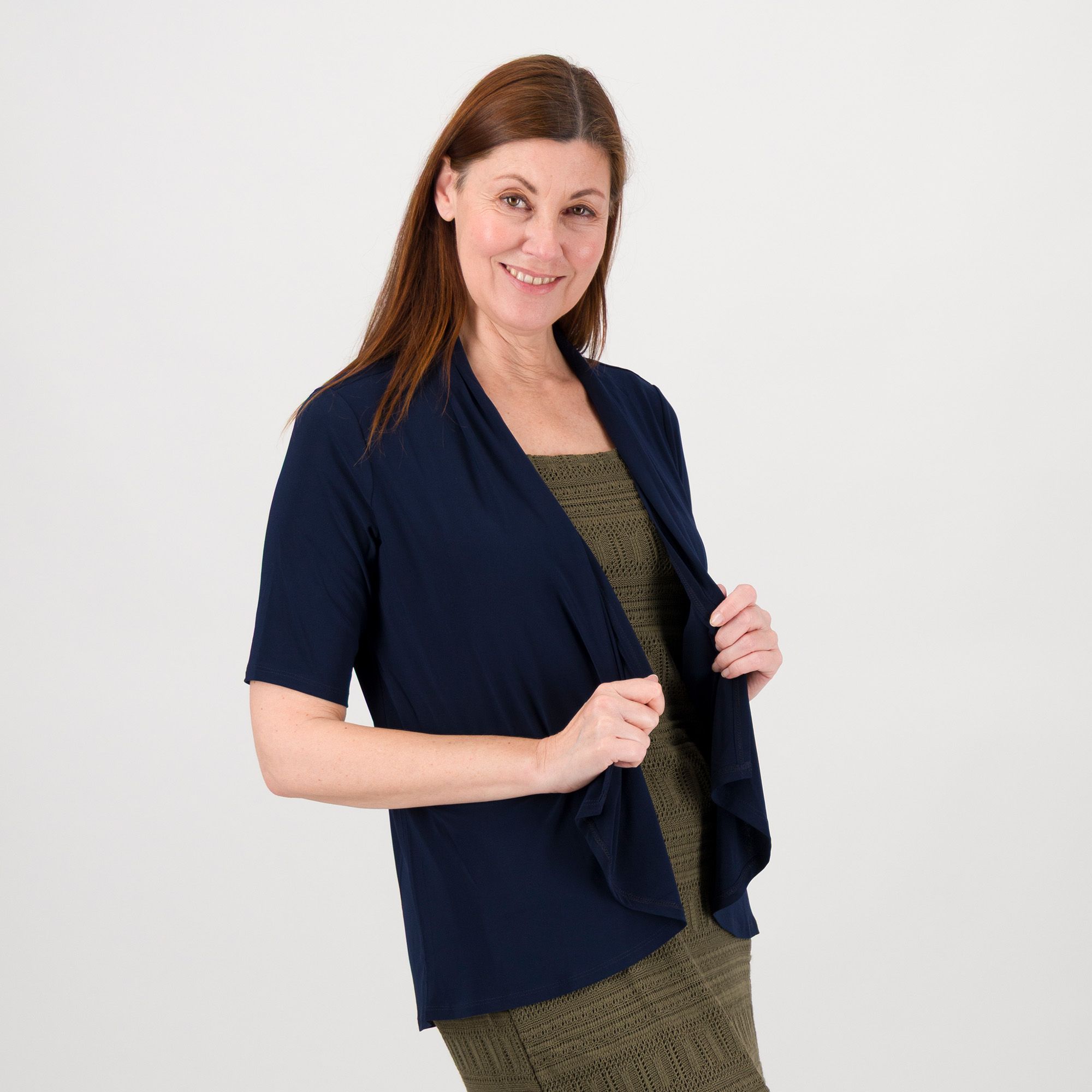 Nina Leonard
Cardigan con maniche
al gomito e fondo
asimmetrico