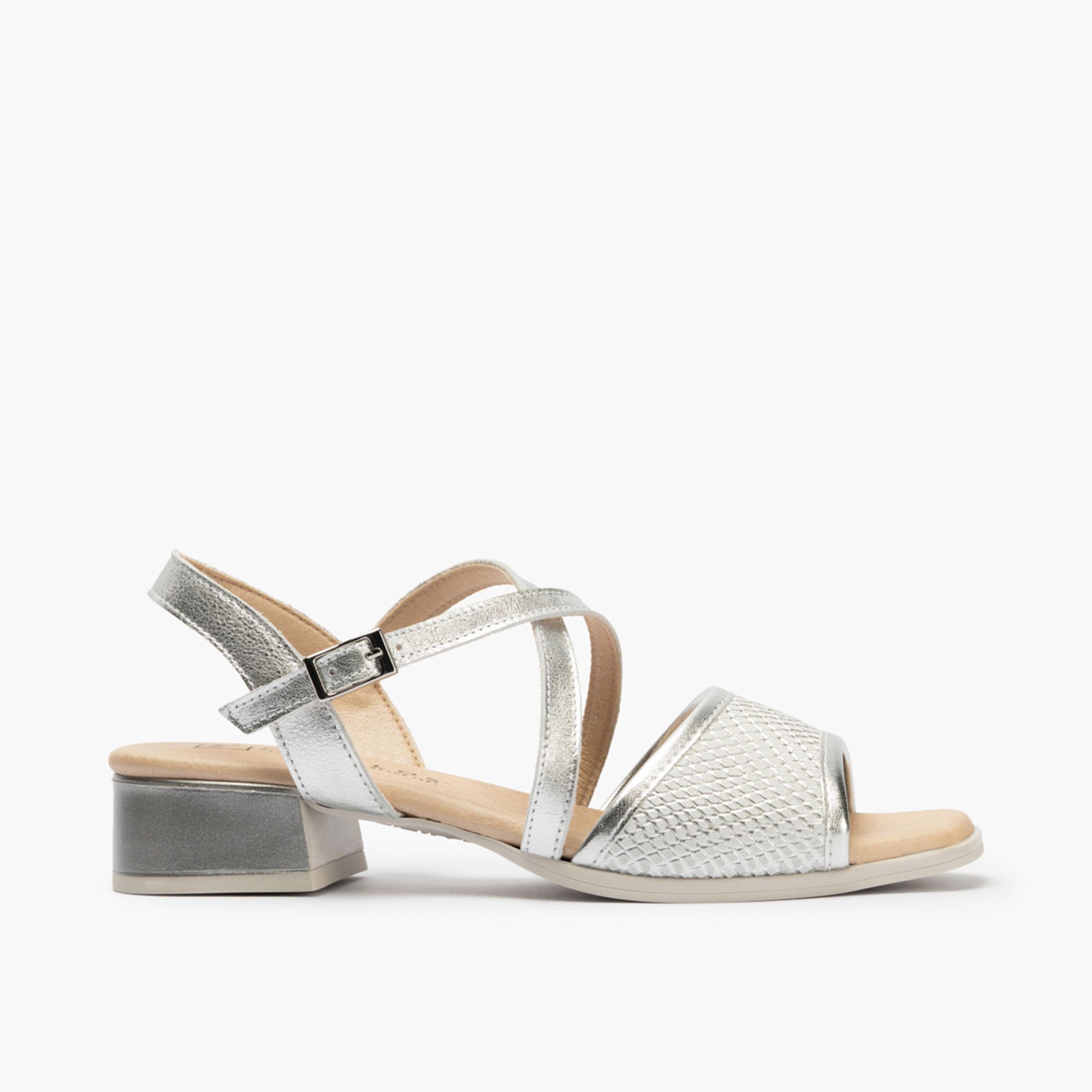 Pitillos
Sandali in pelle
con fascia frontale
e tacco 3 cm