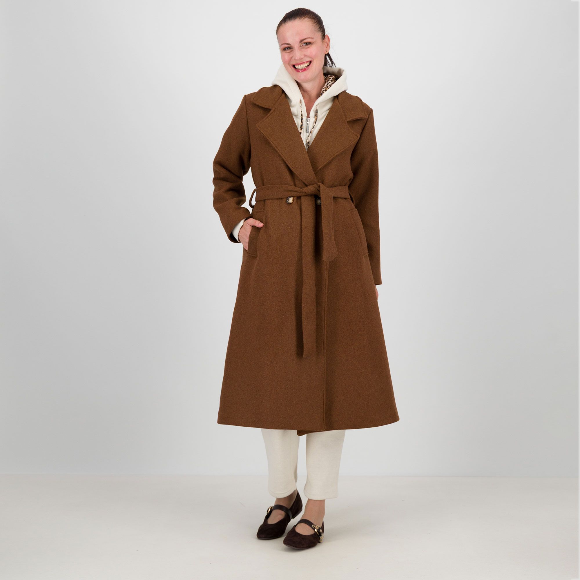 EVA Franco Ciambella
Cappotto doppiopetto
in misto lana con
scollo rever