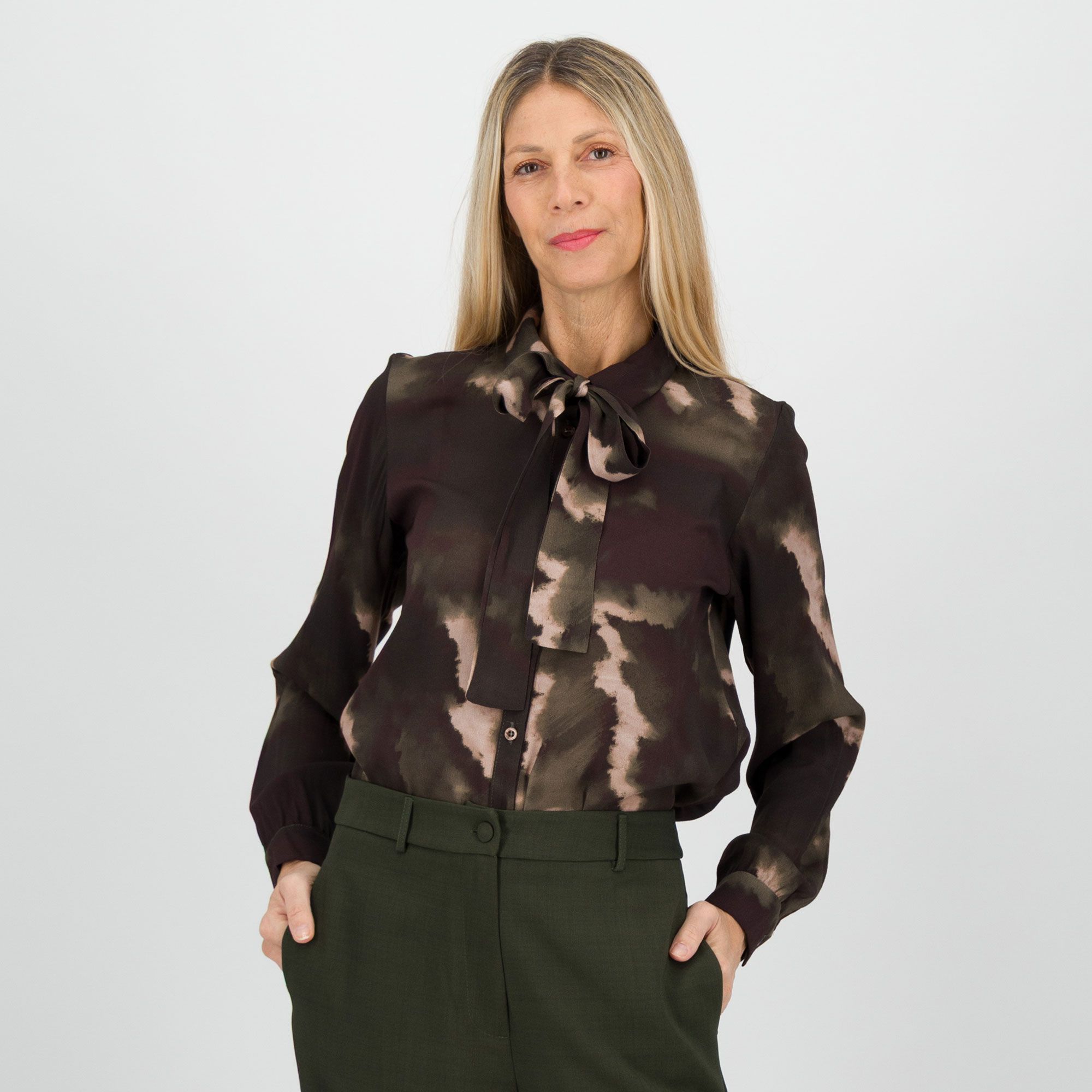 Risskio
Camicia in viscosa
con fantasia
astratta e cravattino