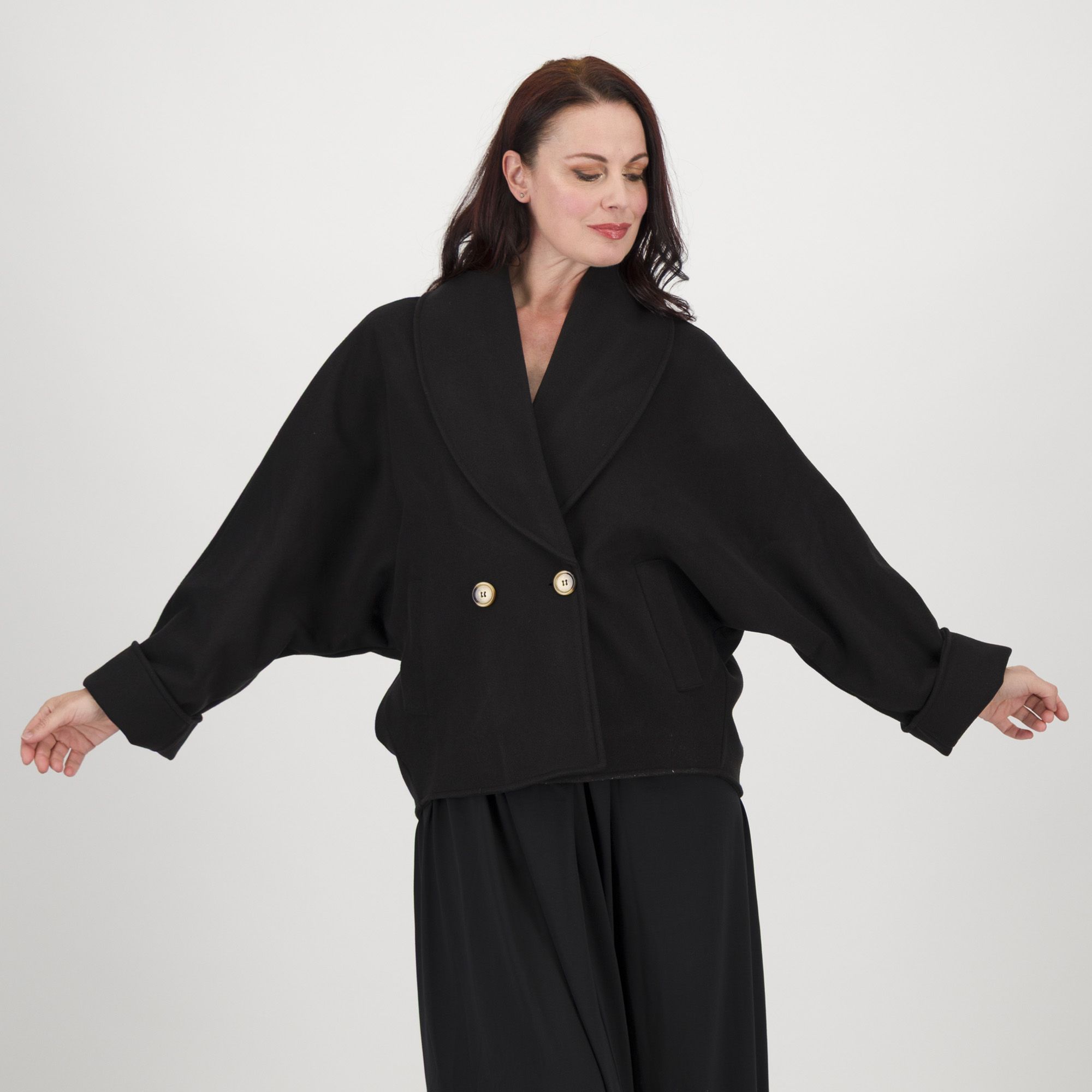 Lucrezia Sciortino 
Cappotto corto
in panno 
velour doppiopetto