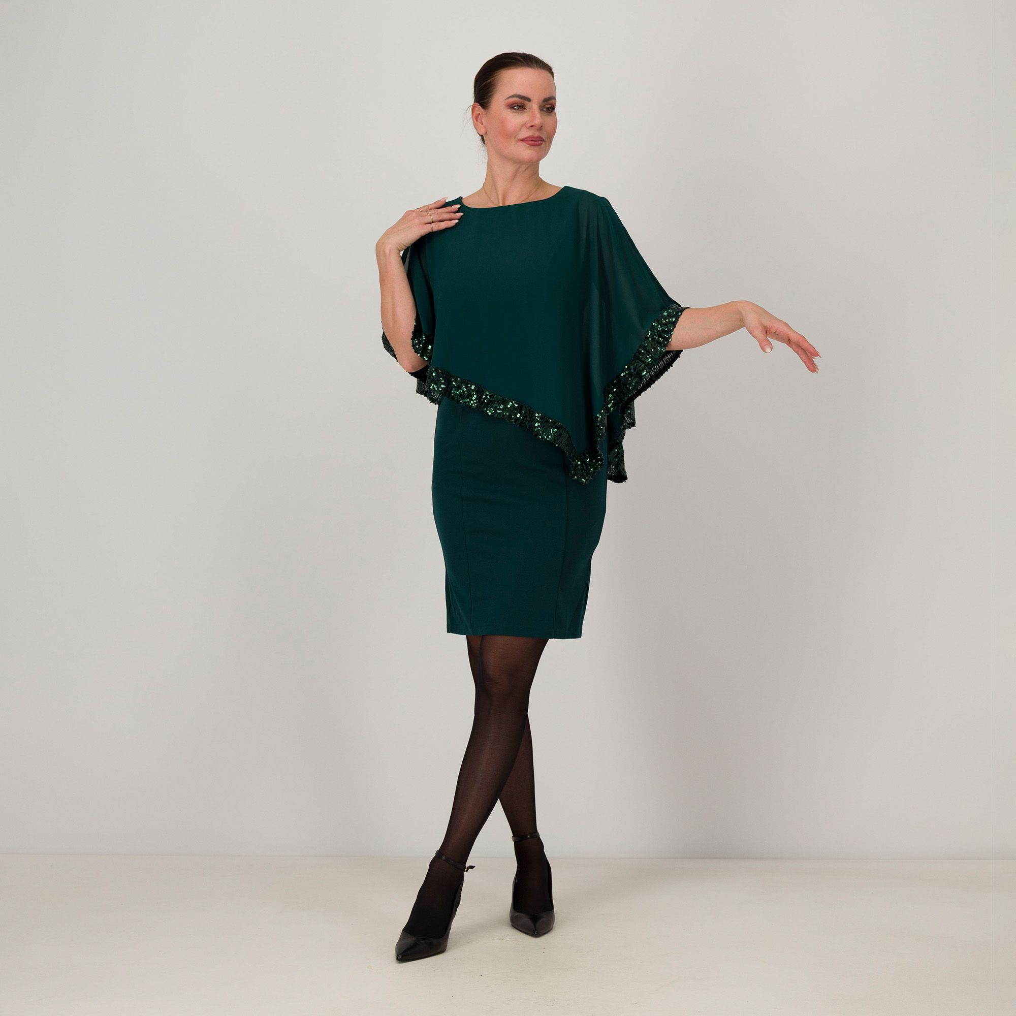 Nina Leonard
Abito a tubino
con mantella
bordo paillettes