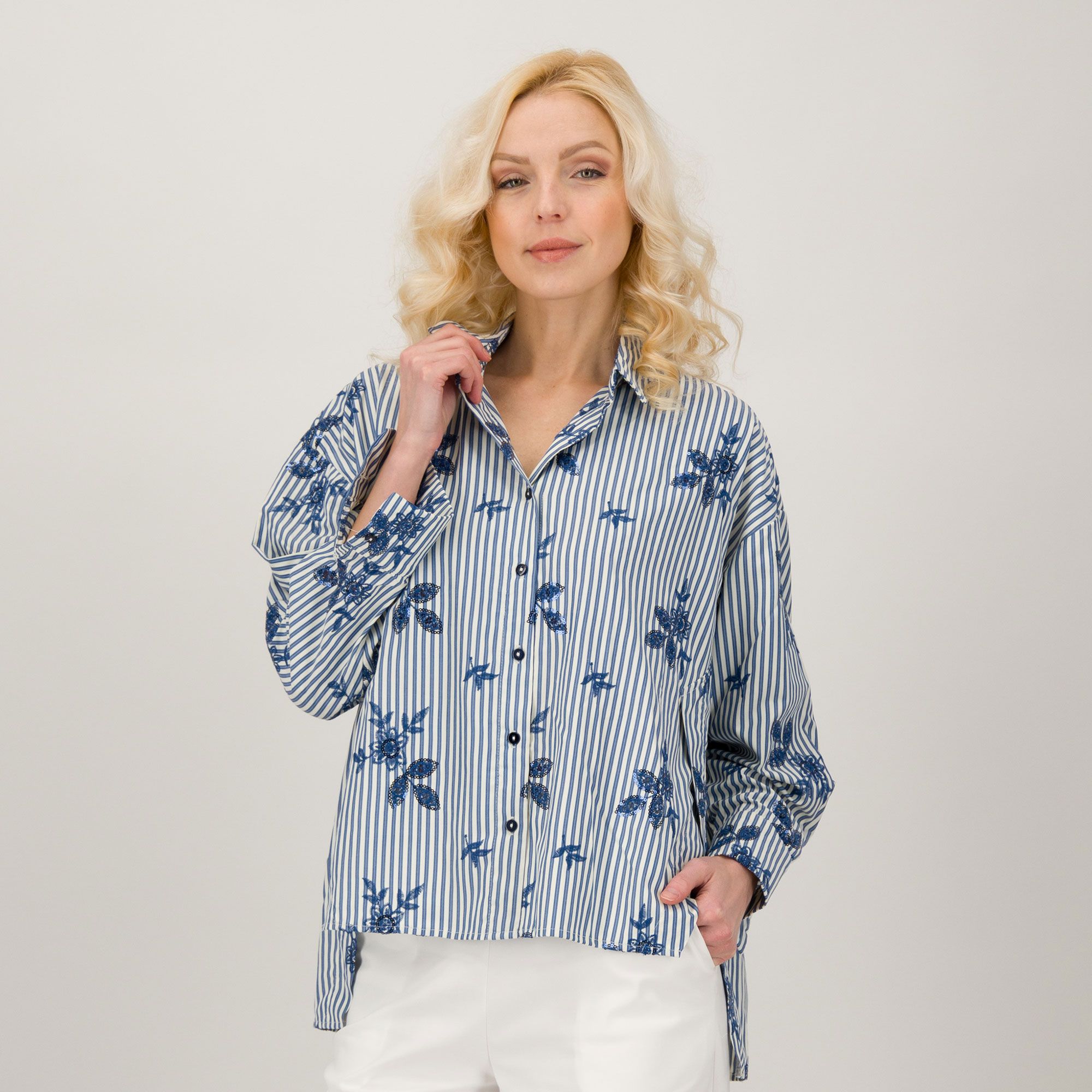 Angela Mele Milano
Camicia a righe
con ricami
e paillette