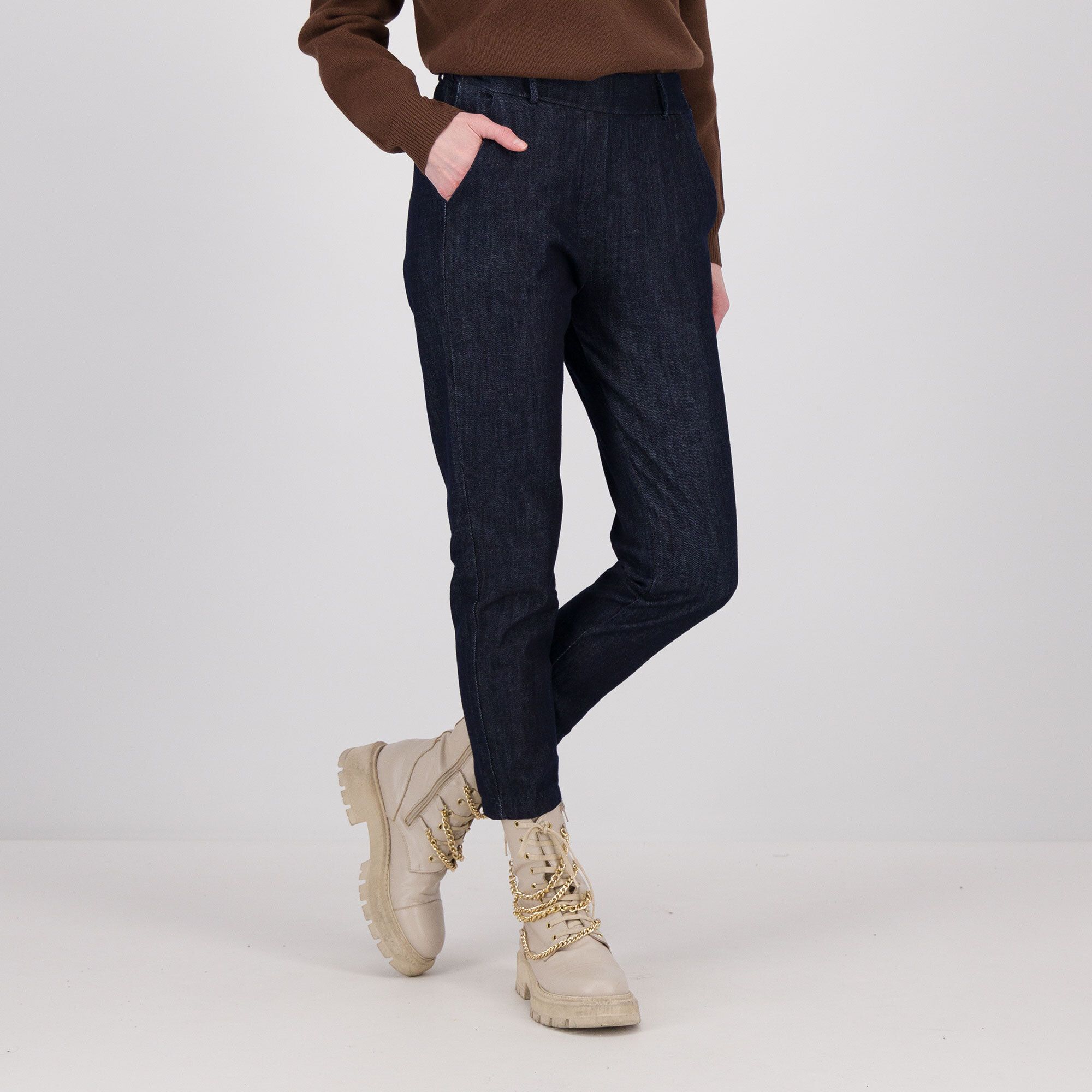 Image of LUCREZIA SCIORTINO Jeans a carota con elastico in vita dietro061