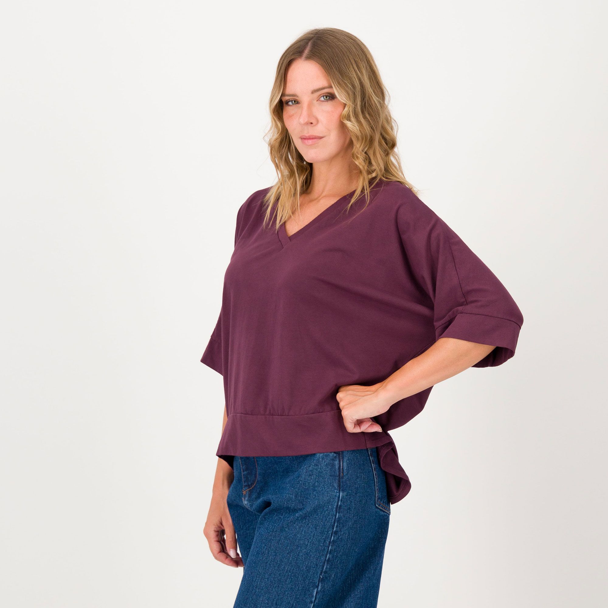 Lucrezia Sciortino
Maglia in jersey con
scollo V in costina
e maniche raglan