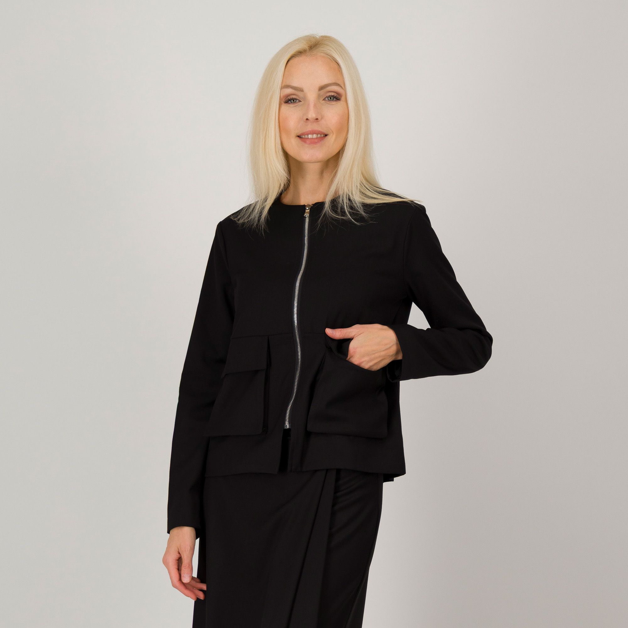Lucrezia Sciortino
Giubbino
con zip
e tasche