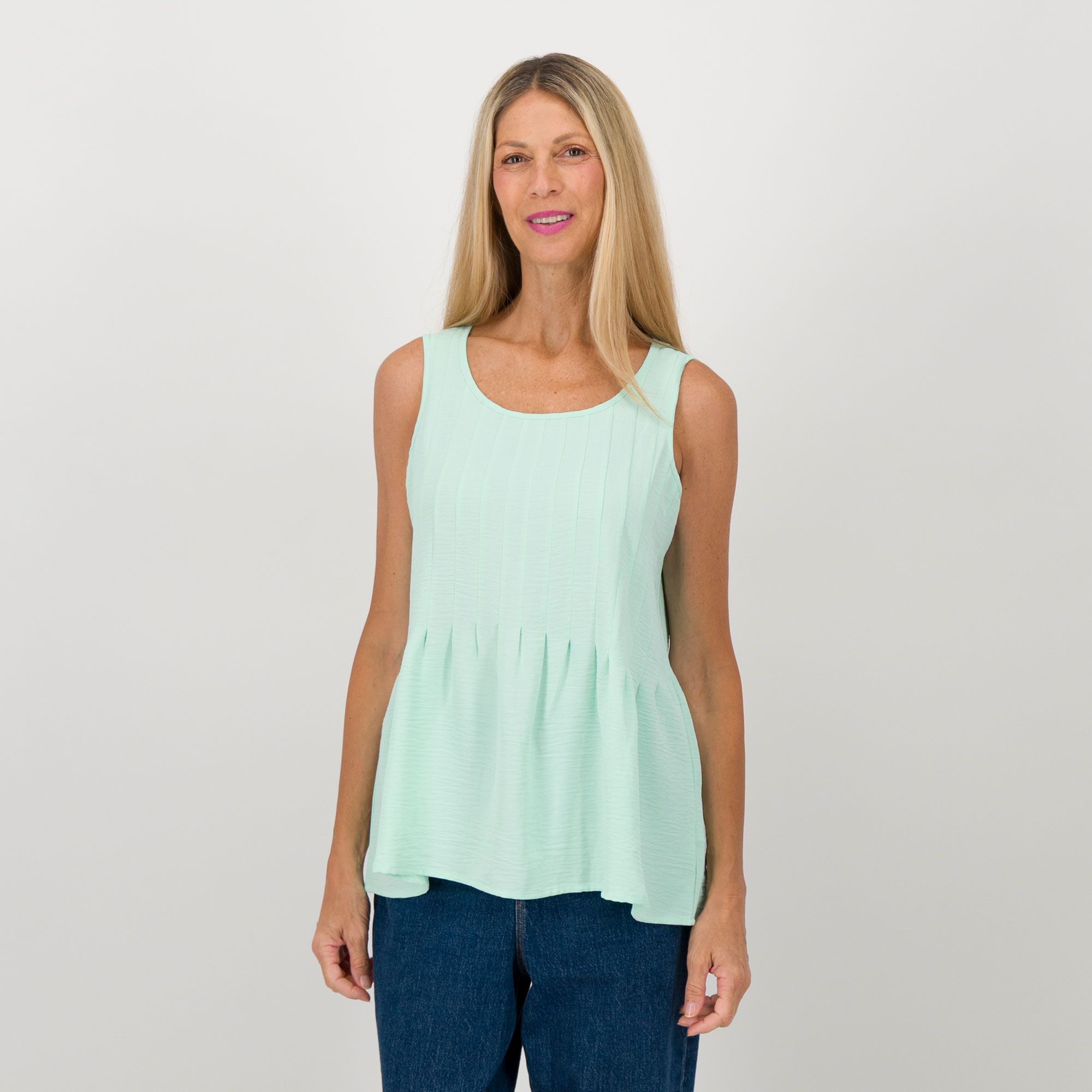 Nina Leonard
Top smanicato
con scollo tondo