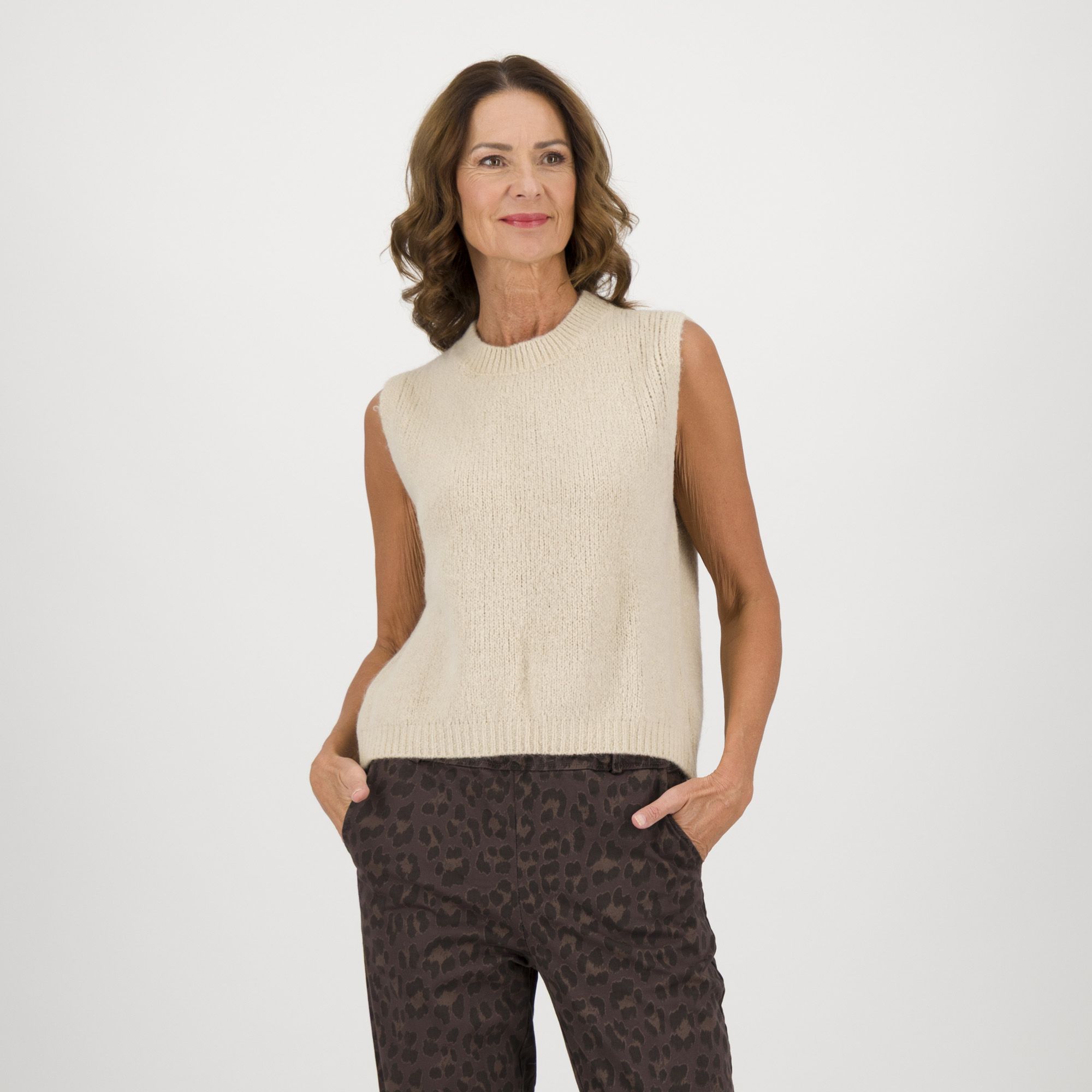 LUCREZIA SCIORTINO
Gilet girocollo
in maglia misto lana
con spacco dietro