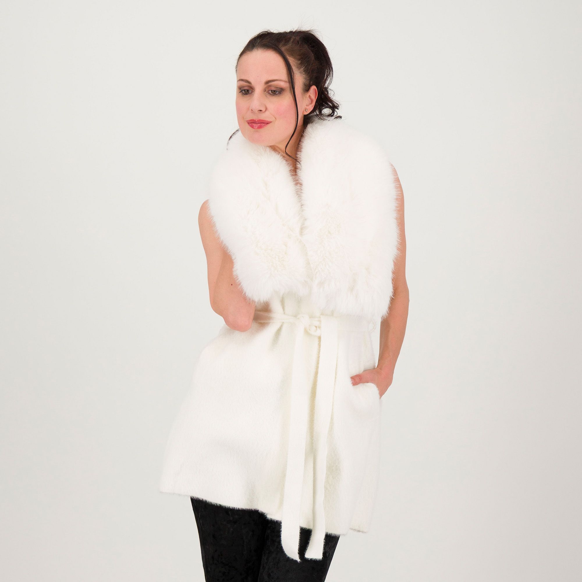 Angela Mele Milano
Gilet in maglia
con collo
in pelo sintetico