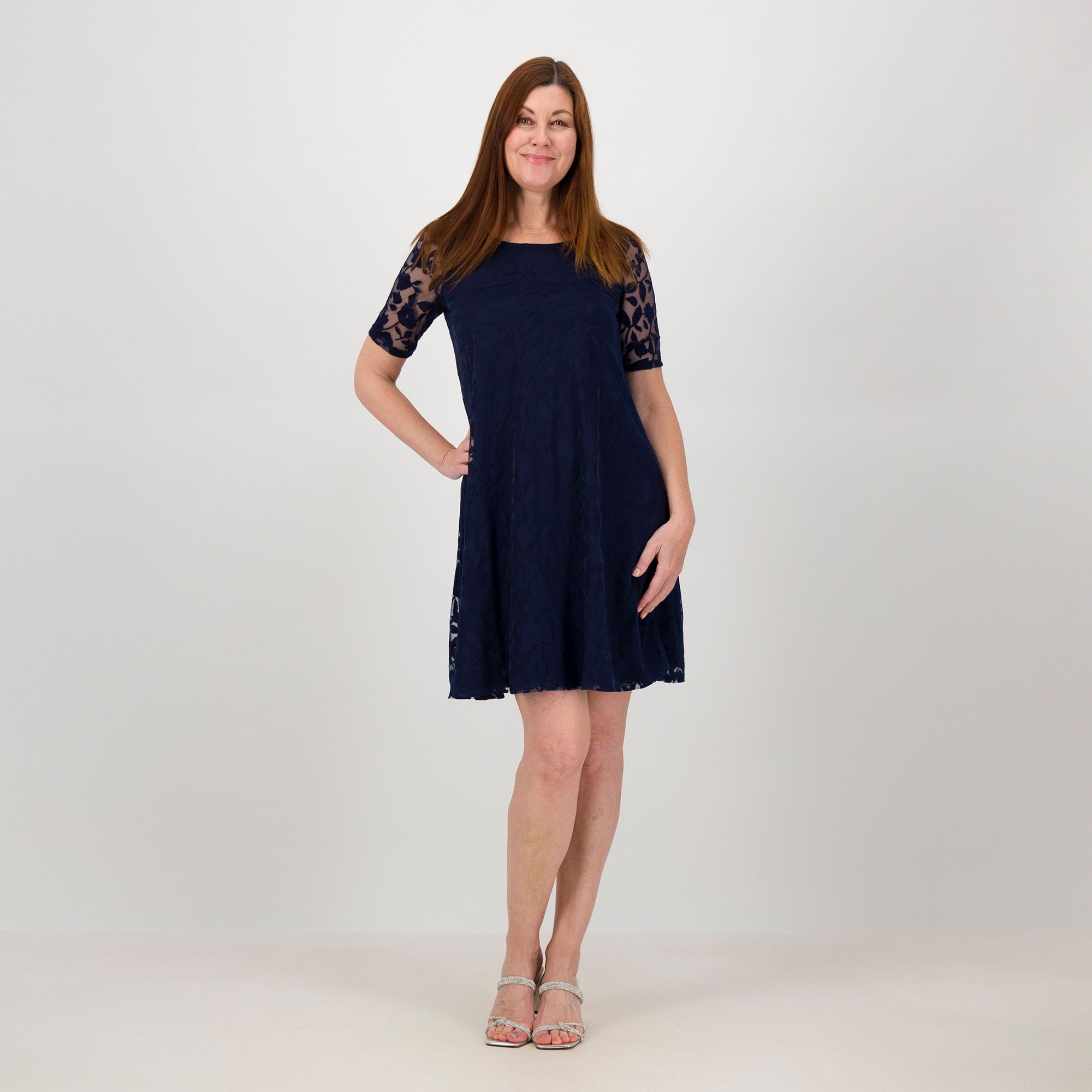 Nina Leonard
Abito lungo in pizzo
con scollo tondo a
maniche corte