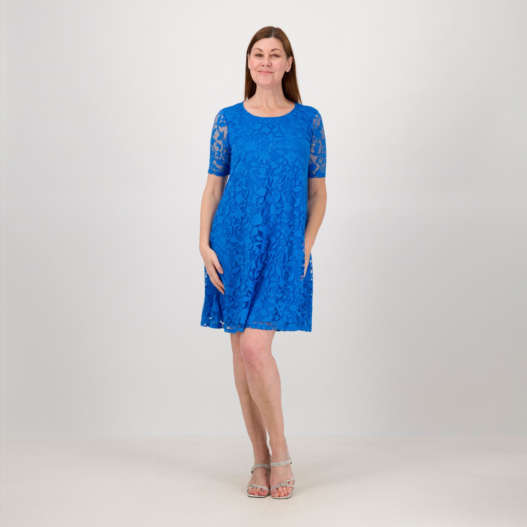 Nina Leonard Abito lungo in pizzo con scollo tondo a maniche corte