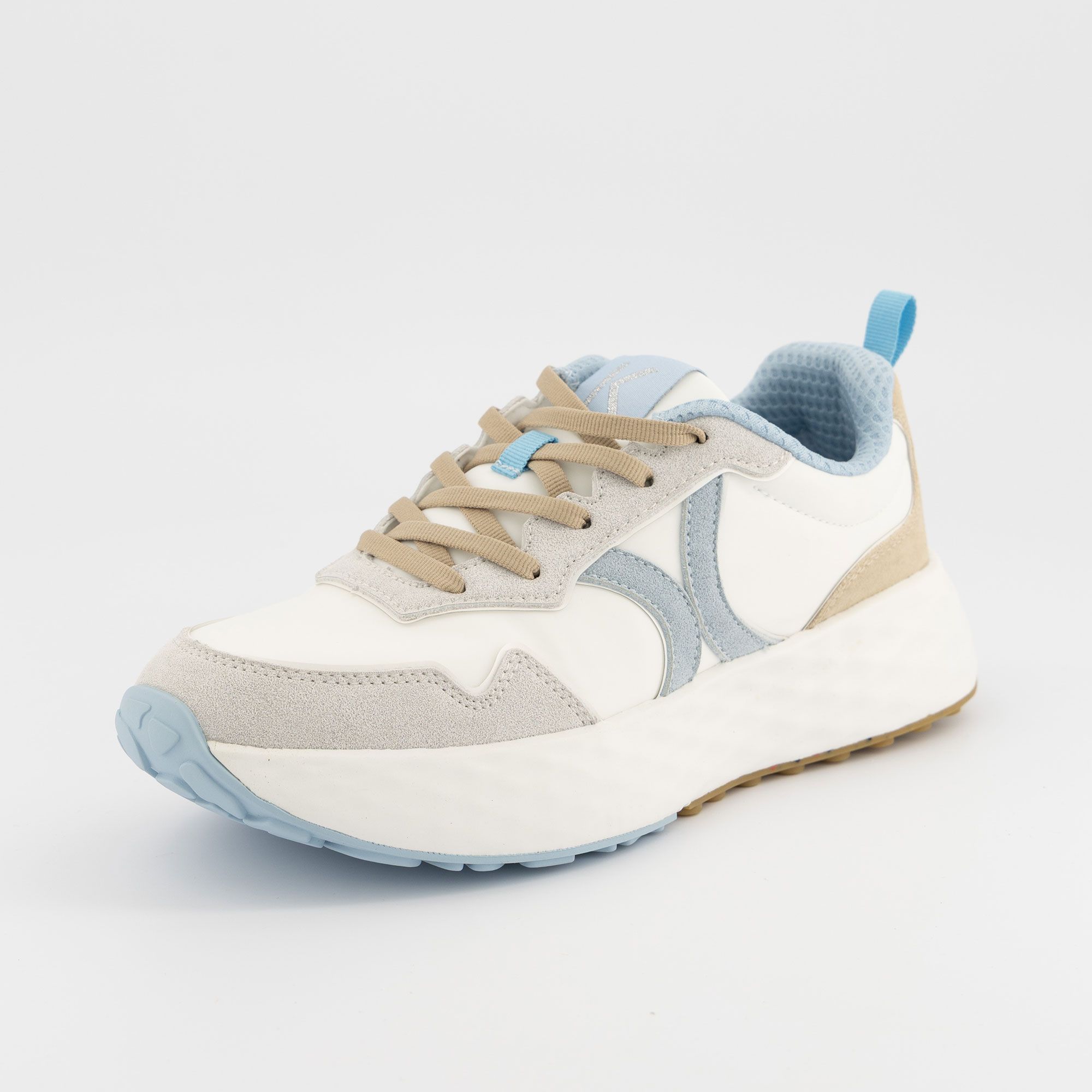 Kharisma
Sneaker stringate
con inserti
e suola 4 cm