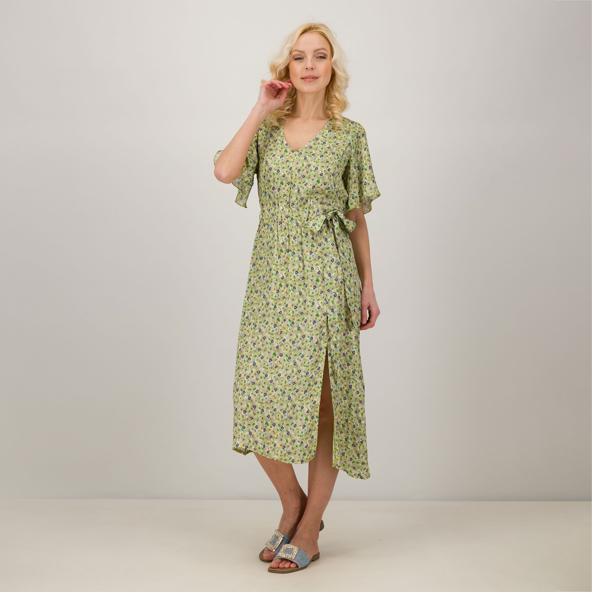 Angelamelemilano
Abito midi in raso
fantasia a maniche
corte