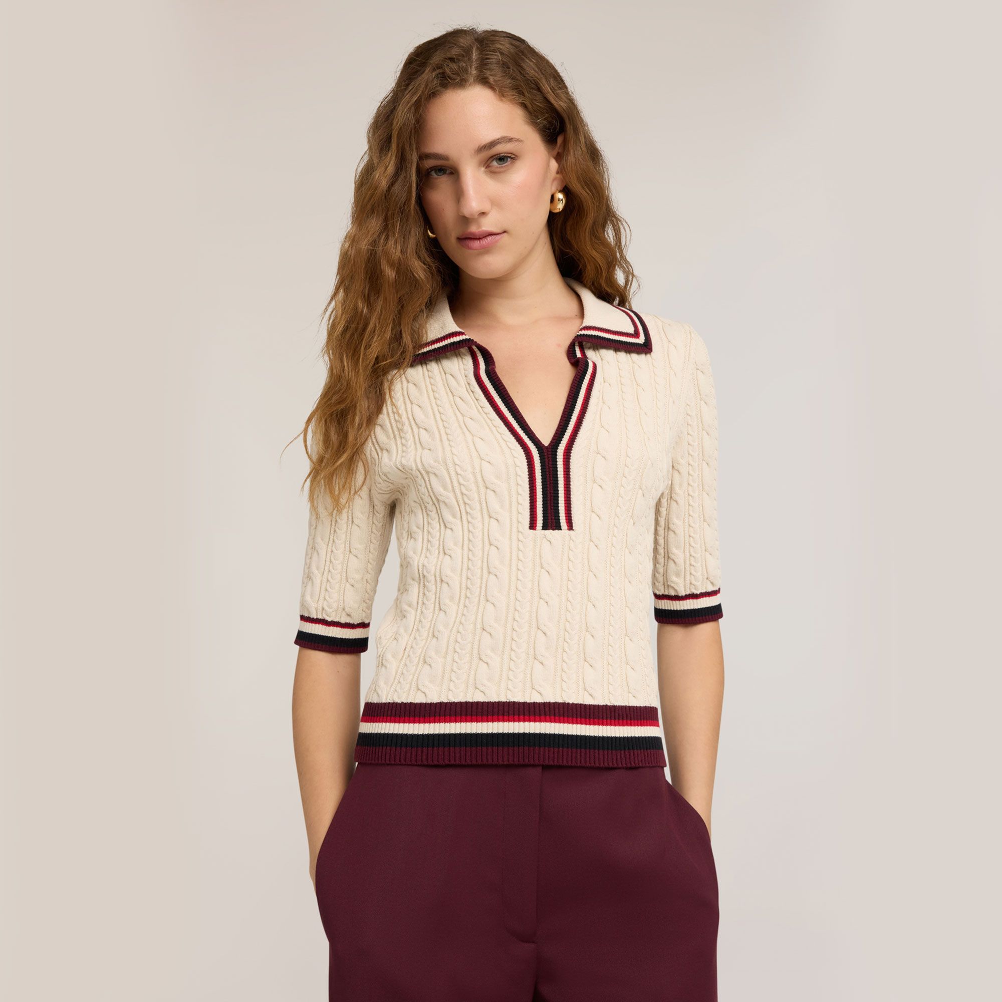 Motivi
Maglia con scollo
a V e colletto a polo