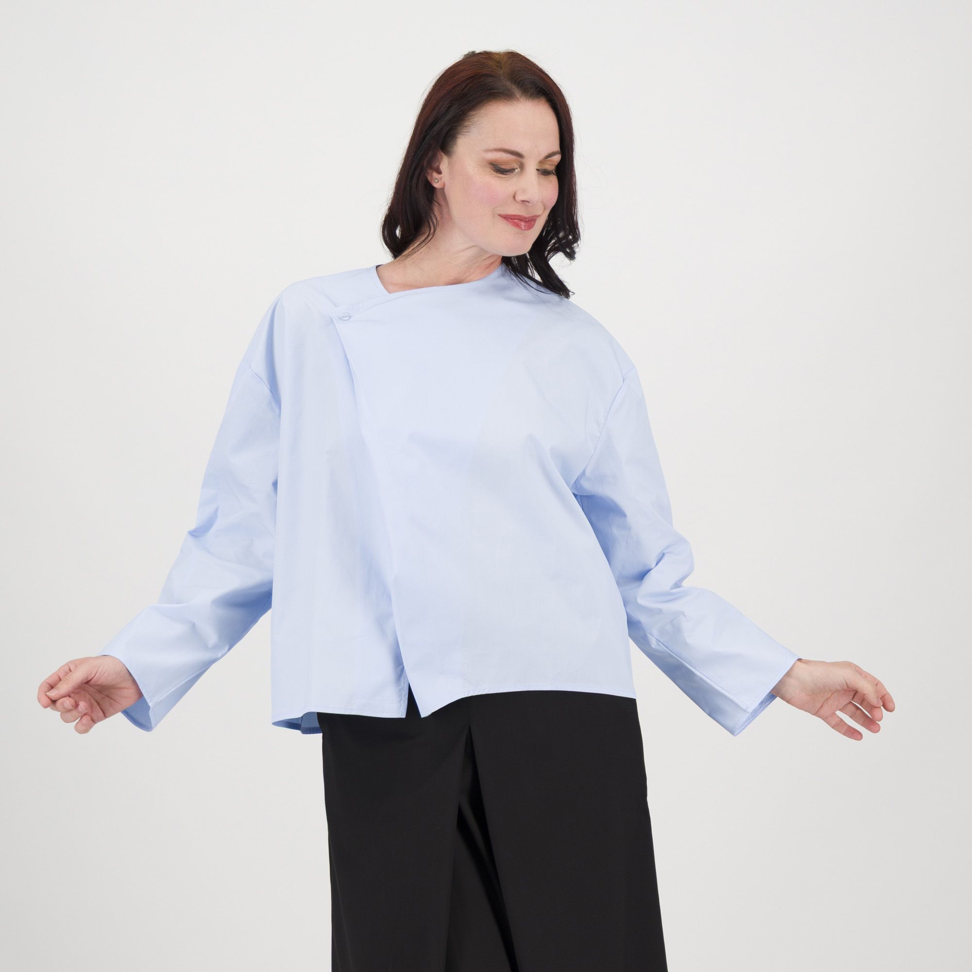 LUCREZIA SCIORTINO
Camicia senza collo
asimmetrica
in popeline di cotone
