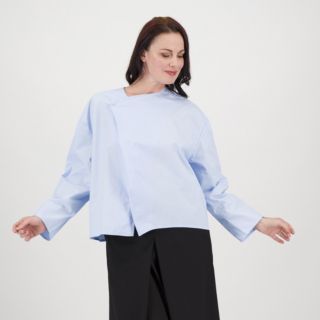 LUCREZIA SCIORTINO
Camicia senza collo
asimmetrica
in popeline di cotone