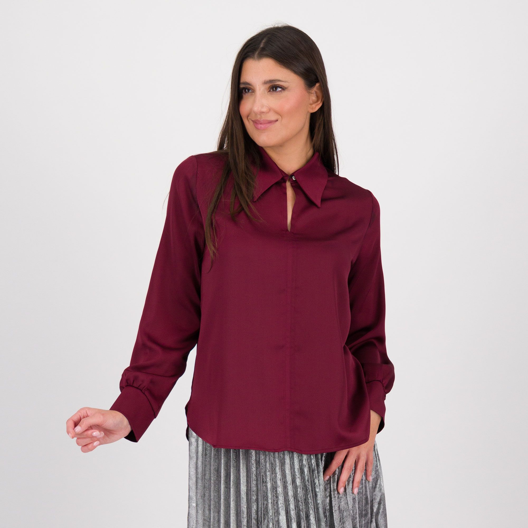 QVC Bianca Della Torre Blusa in crepon con collo a camicia e bottone gioiello