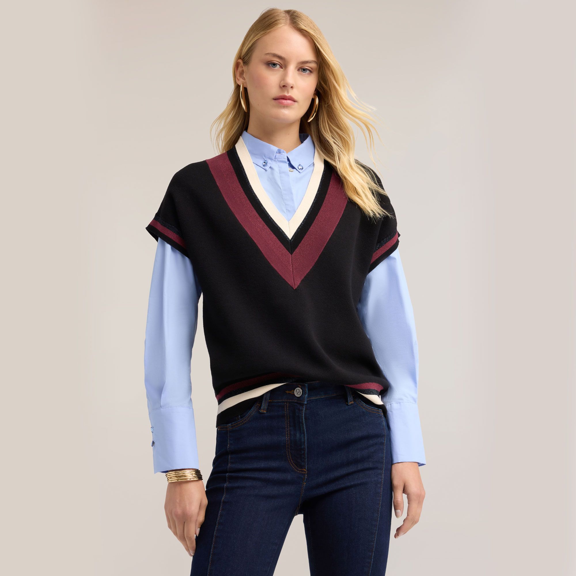 Motivi
Gilet con scollo
a V incorniciato
da bande