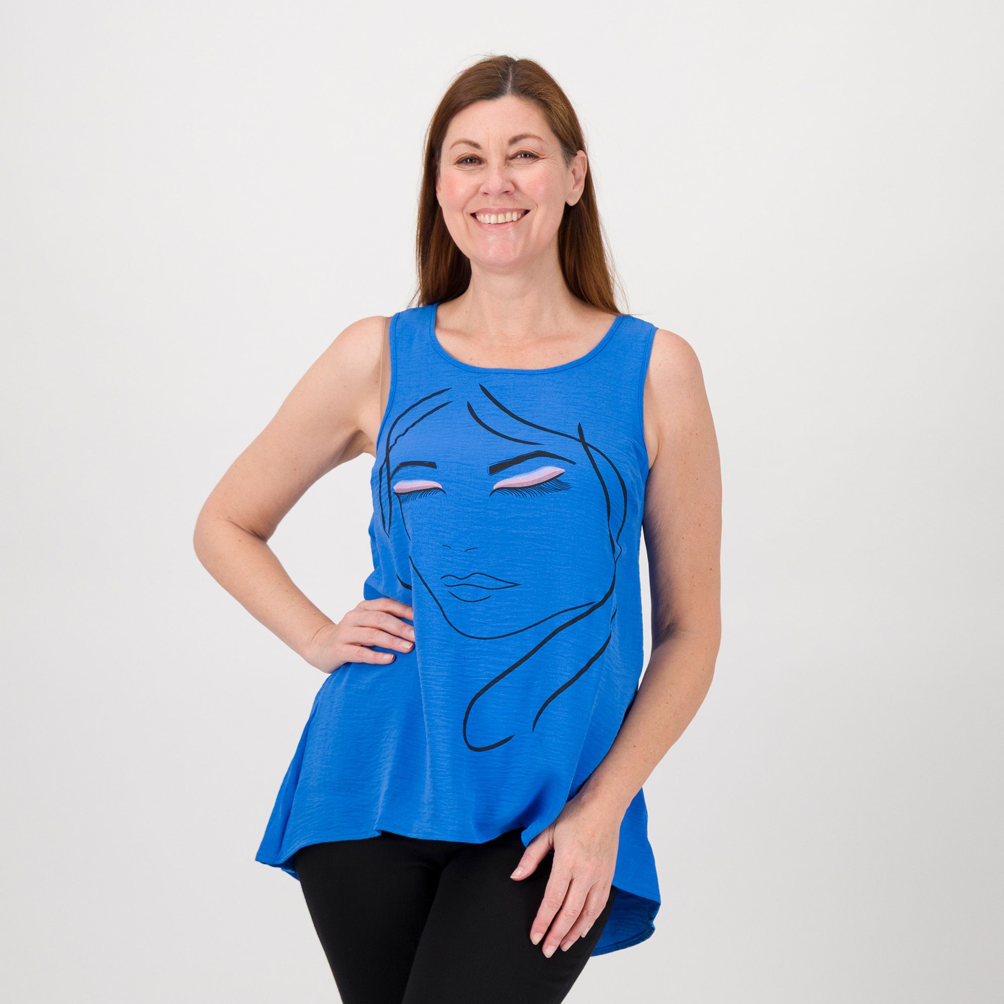 Nina Leonard
Top smanicato
con stampa