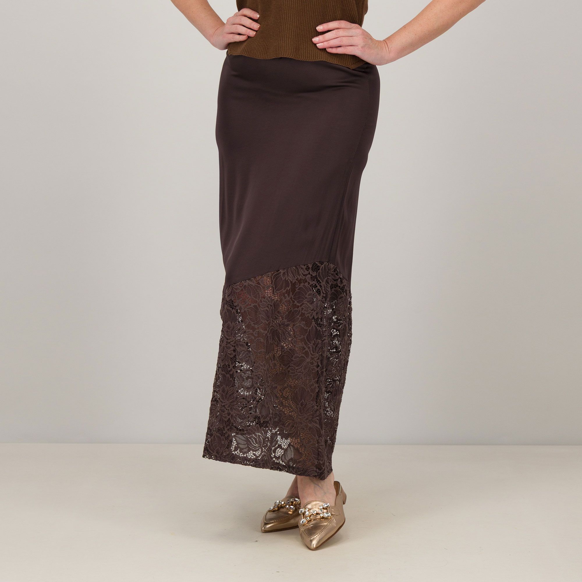 Enjoy
Gonna lunga in raso
con elastico