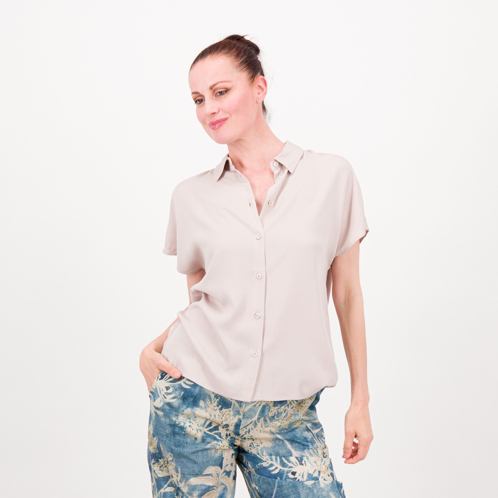  EXTESA
Camicia manica corta
in twill di viscosa
con bottoni a vista