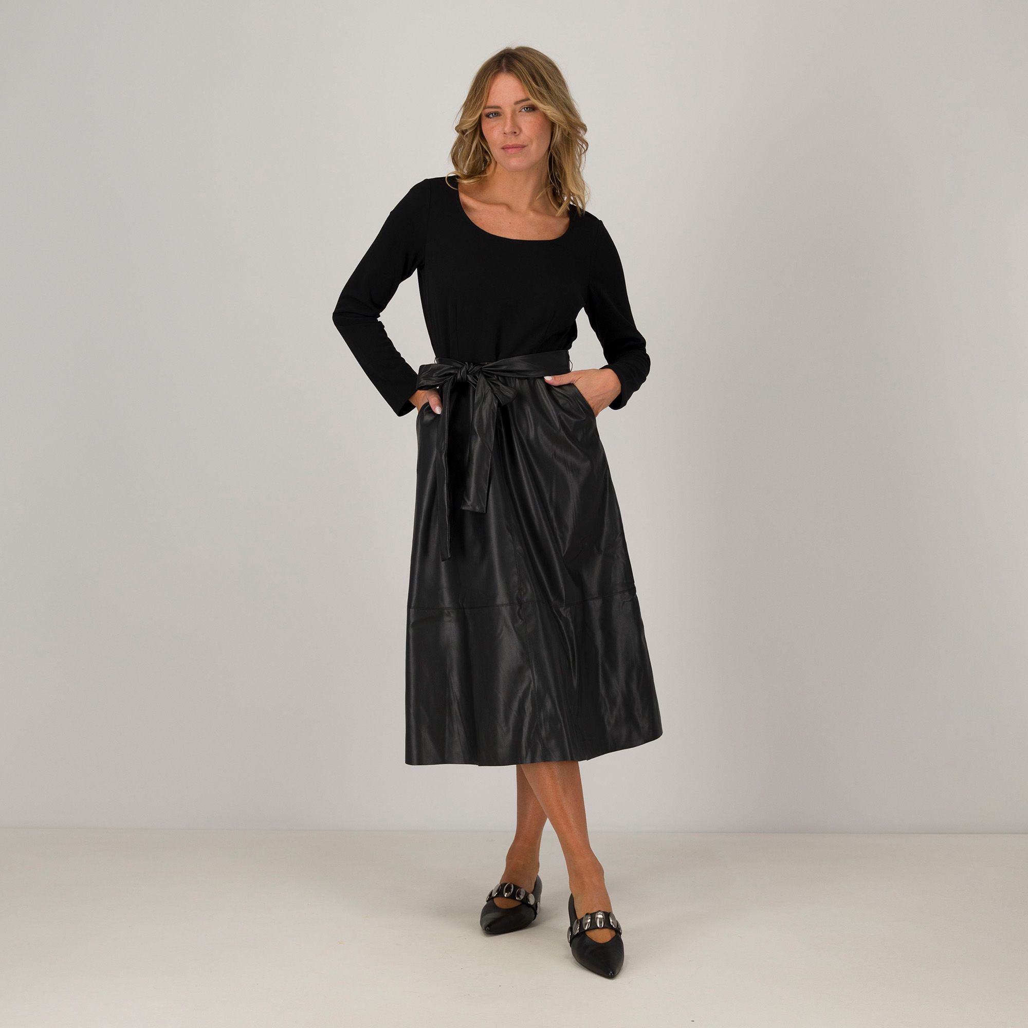 Nina Leonard
Abito midi con
scollo tondo ampio
a maniche lunghe
