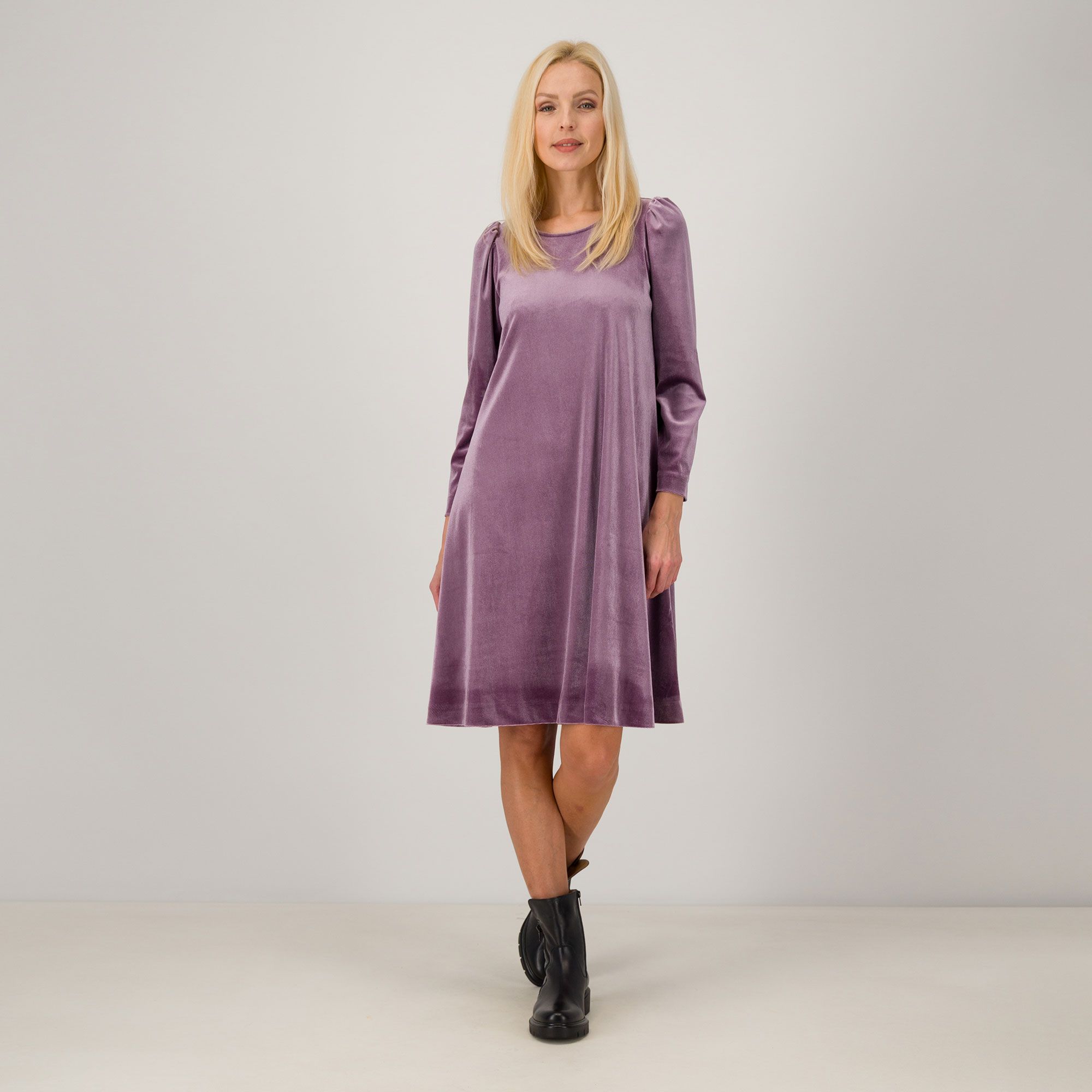 Bianca Della Torre
Abito girocollo
in velluto
a manica lunga