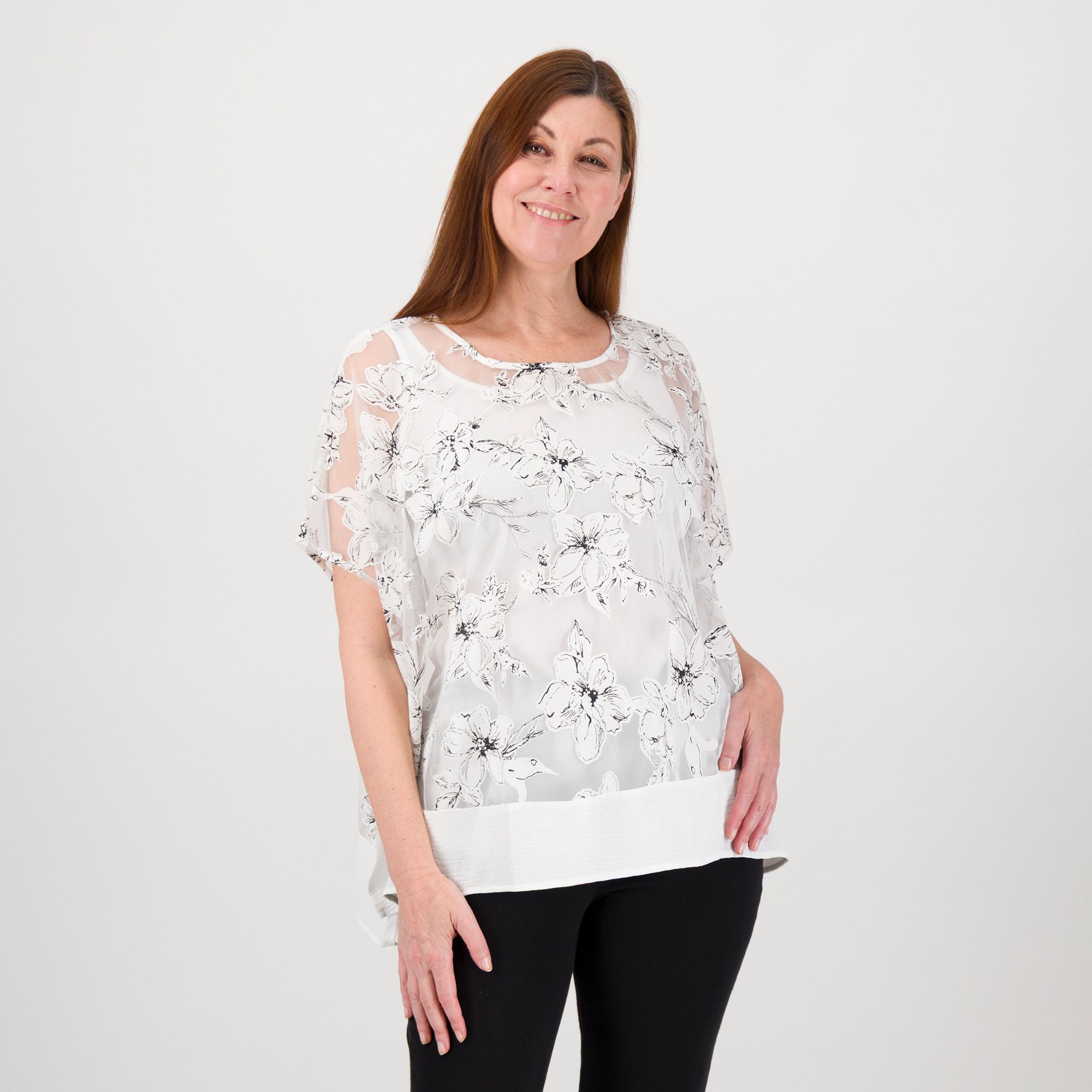 Nina Leonard
Blusa fantasia
floreale con
scollo tondo