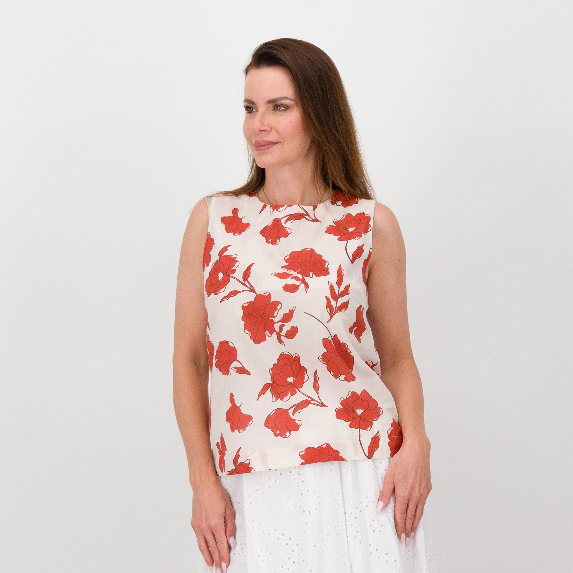 Enjoy
Top smanicato
in cotone con
scollo tondo
