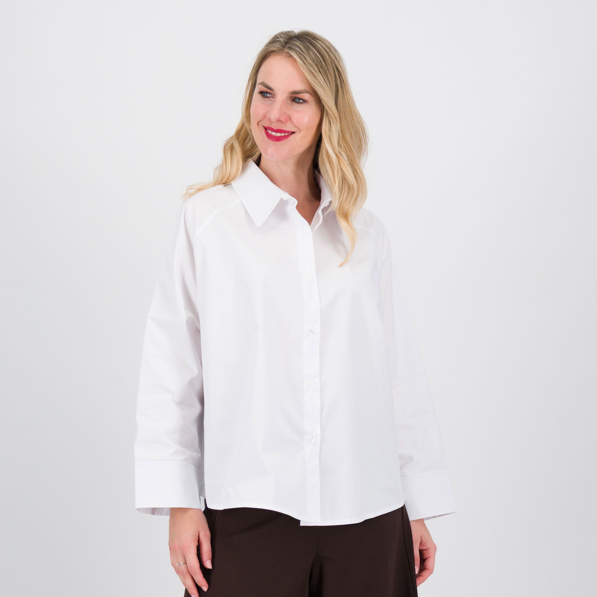 Lucrezia Sciortino 
Camicia ampia
in popeline di cotone
e manica raglan