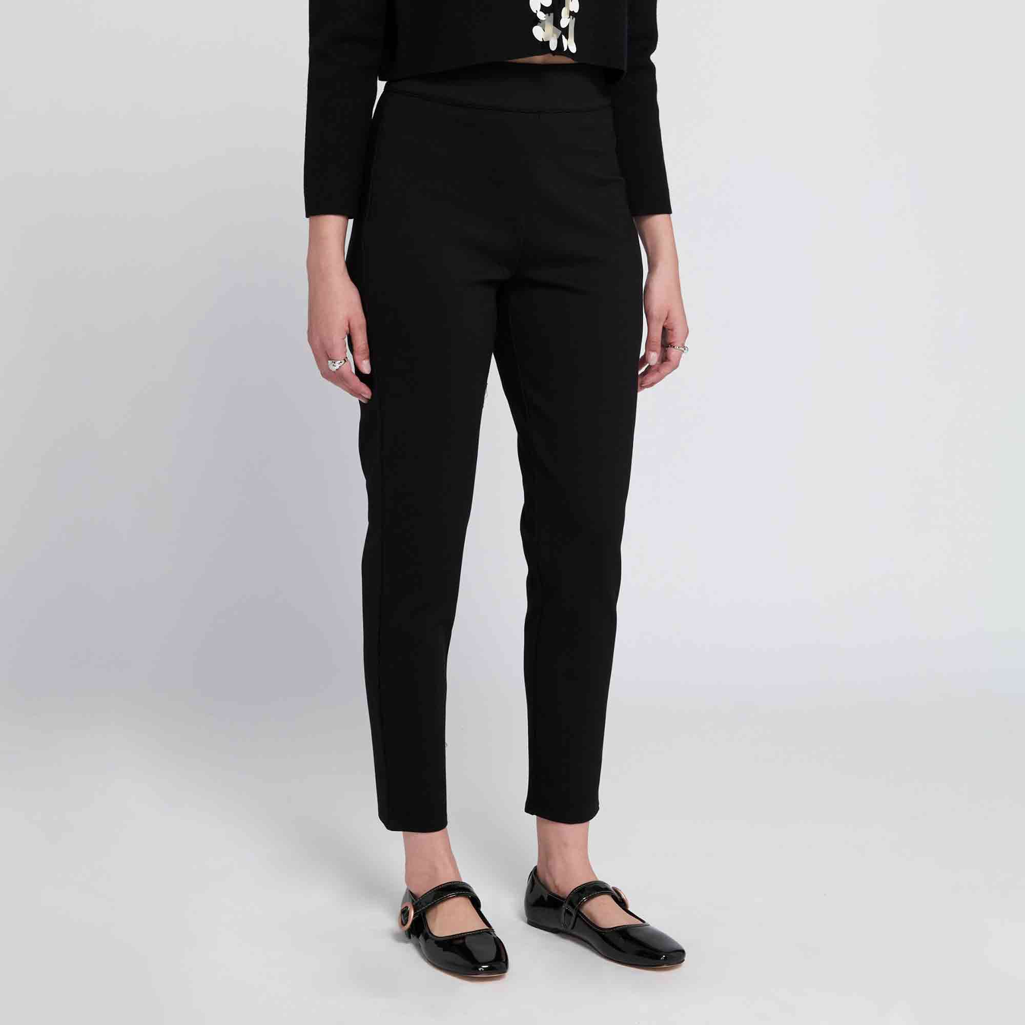 ELLE
Pantaloni slim fit
con elastico
e tasche dietro