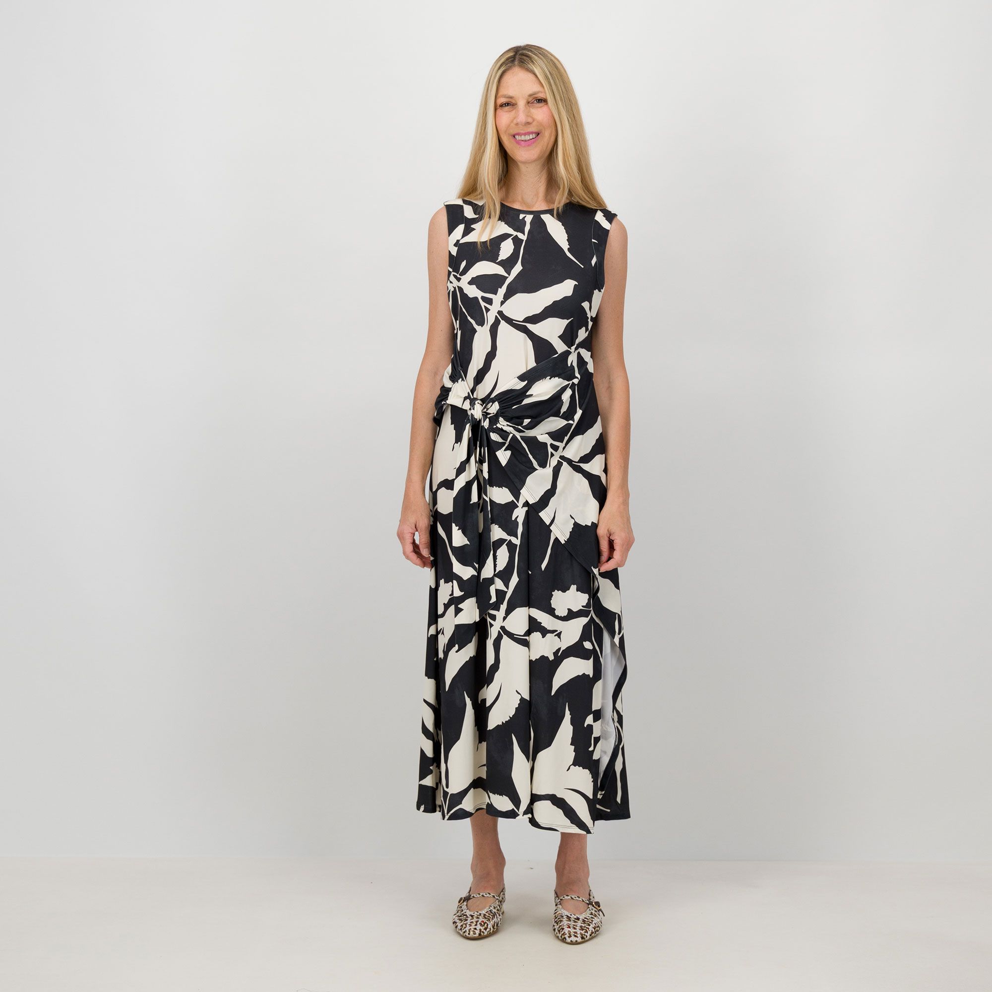 Grey by Jhoan 
Sebastian gray Abito
lungo con scollo
tondo