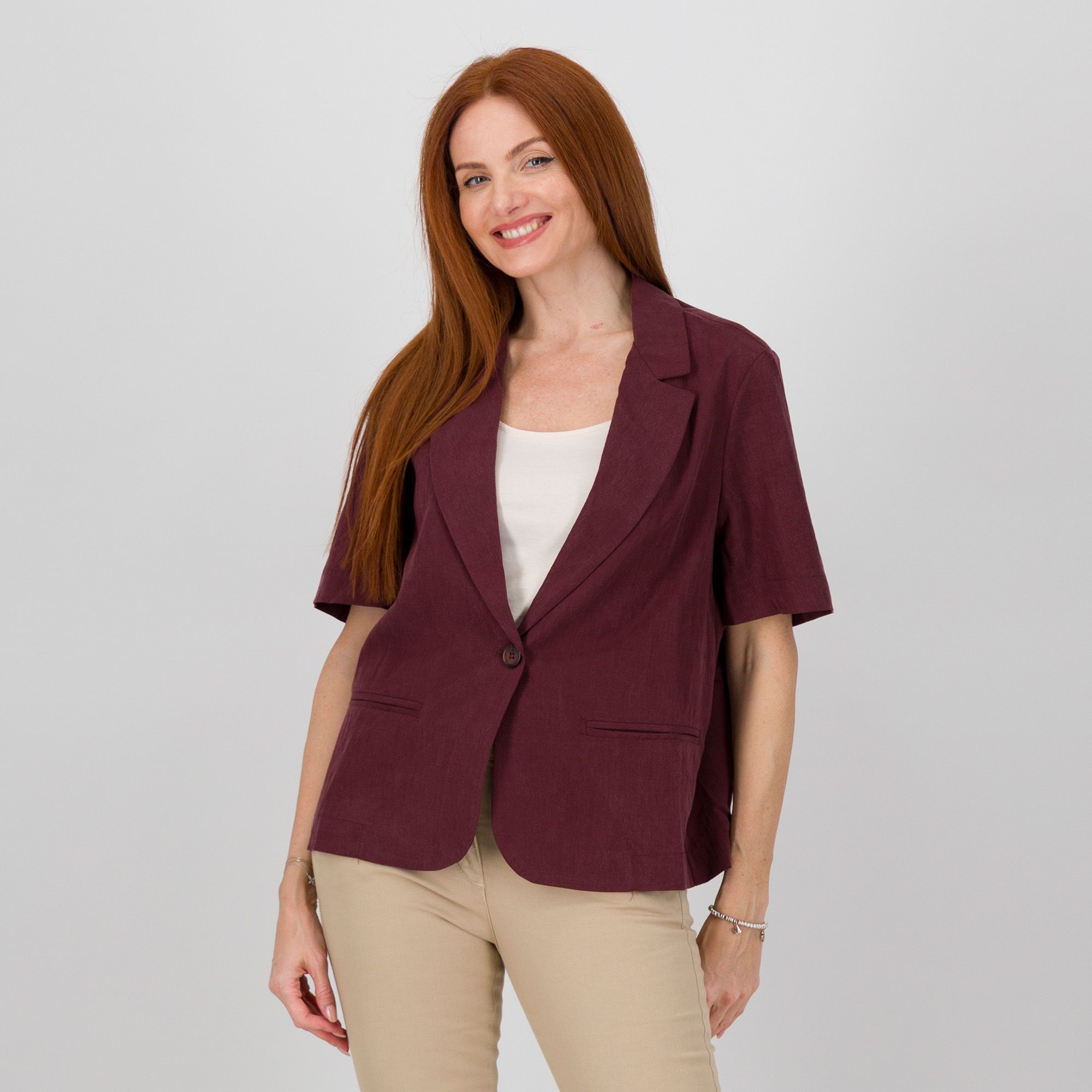 RISSKIO
Giacca a maniche
corte con collo rever
e chiusura bottone