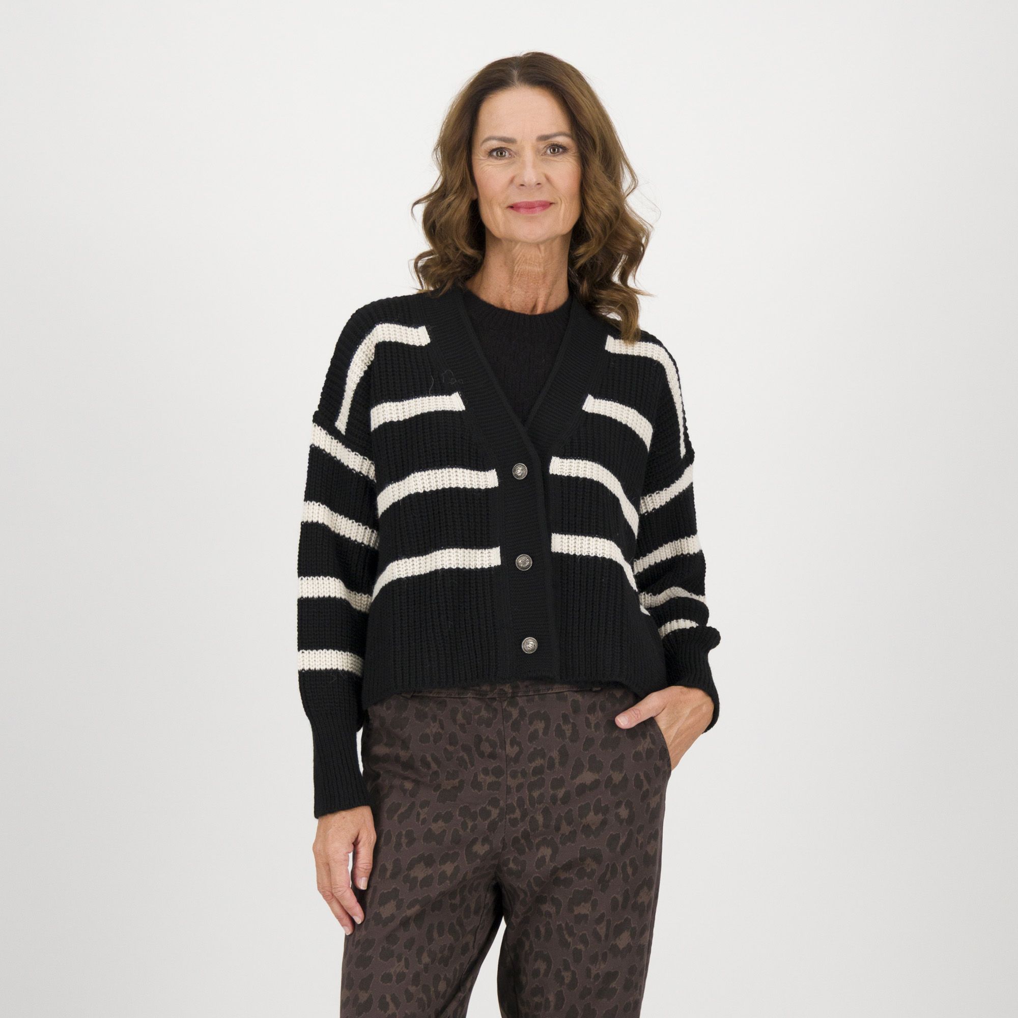 Lucrezia Sciortino
Cardigan a righe
in filato con lana
con scollo a V