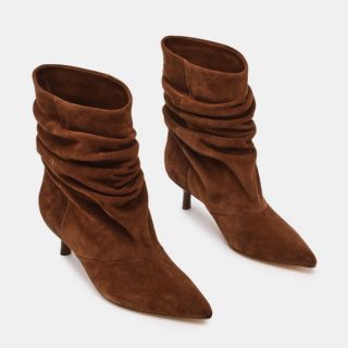 Steve Madden
Stivaletti
in pelle scamosciata
con tacco 5cm