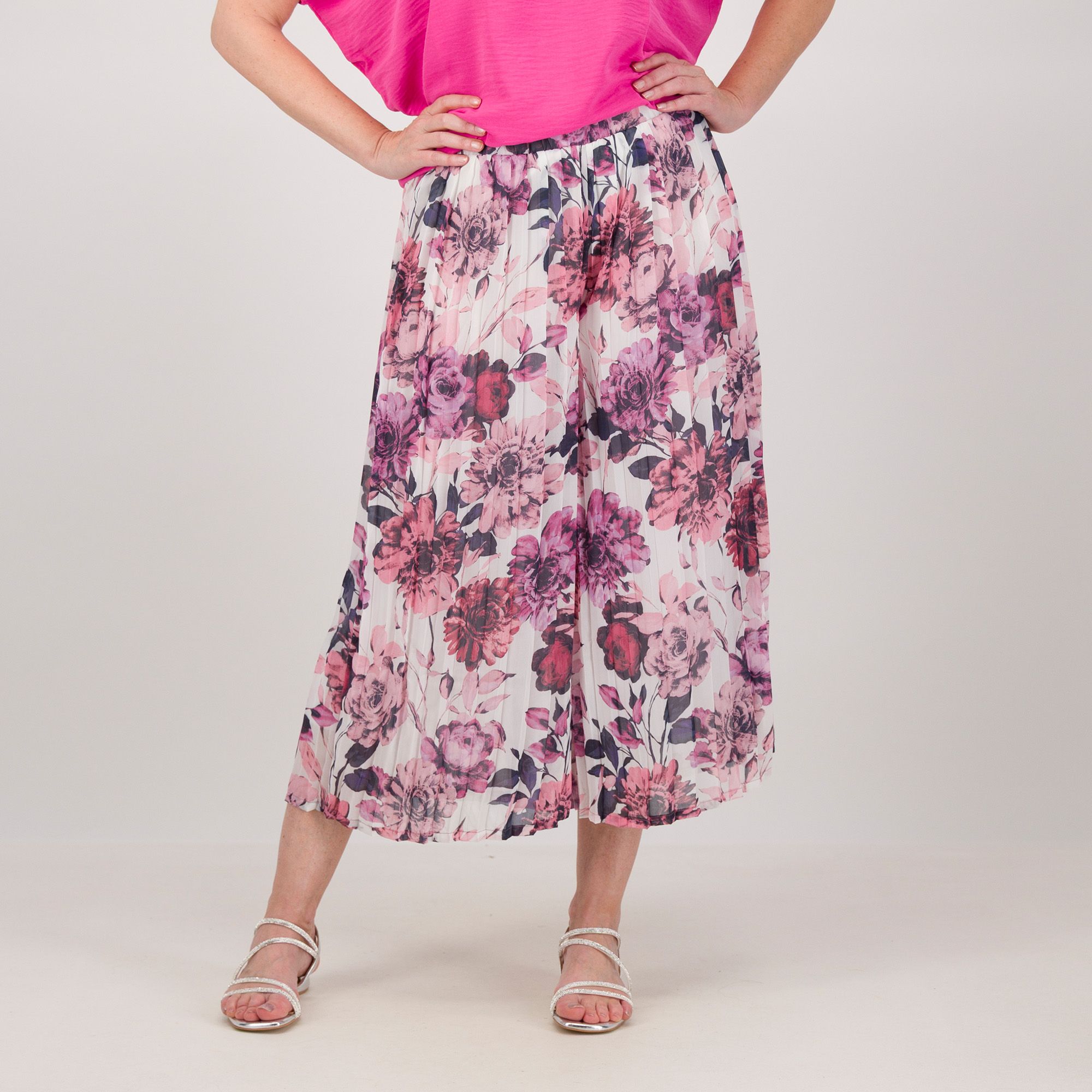Nina Leonard
Pantaloni cropped
a gamba ampia
con elastico