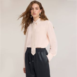 Motivi
Camicia in georgette
con cravatta e collo
con strass