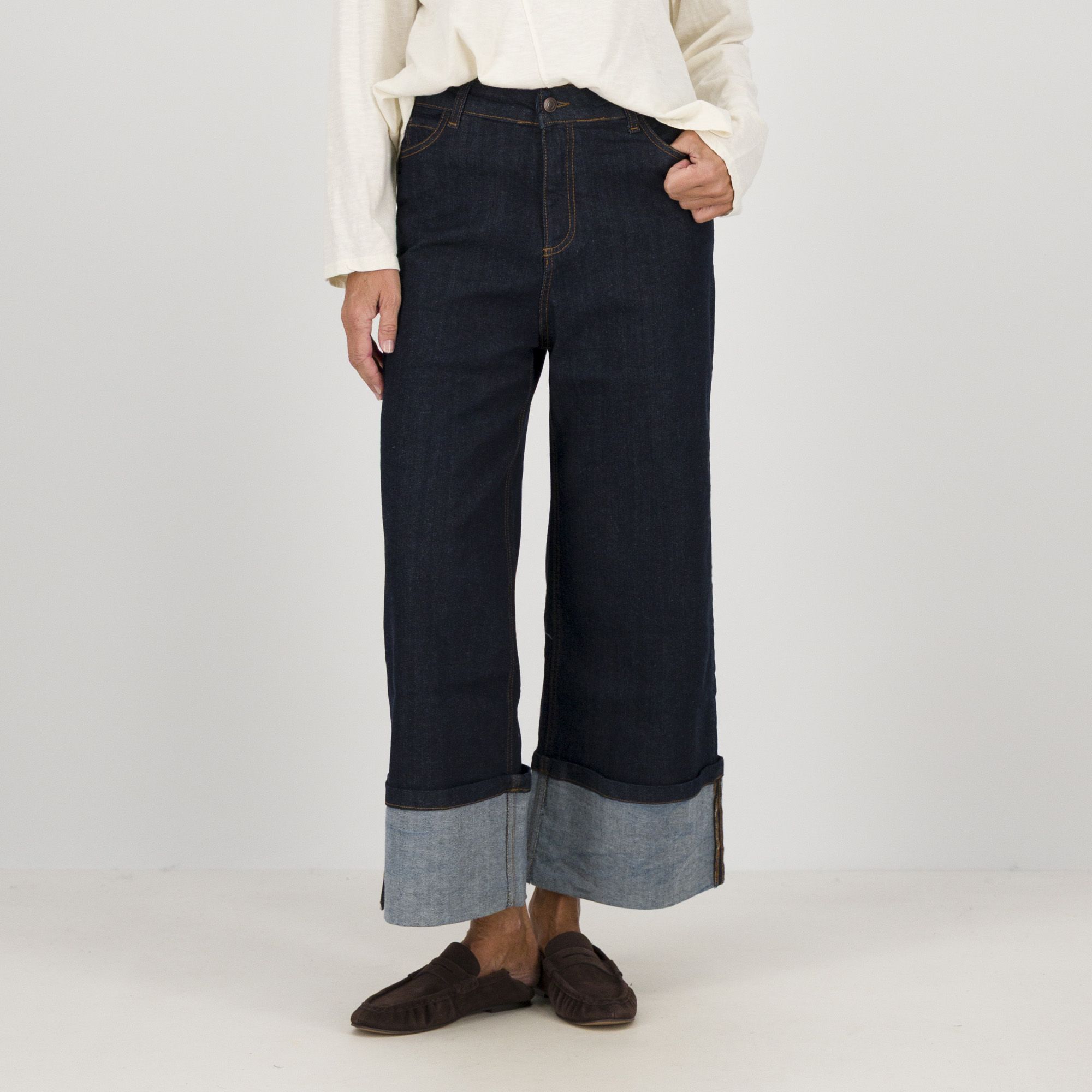 Lucrezia Sciortino
Jeans a gamba dritta
modello 5 tasche
con risvolto alto
al fondo