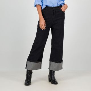 Lucrezia Sciortino
Jeans a gamba dritta
modello 5 tasche
con risvolto alto
al fondo