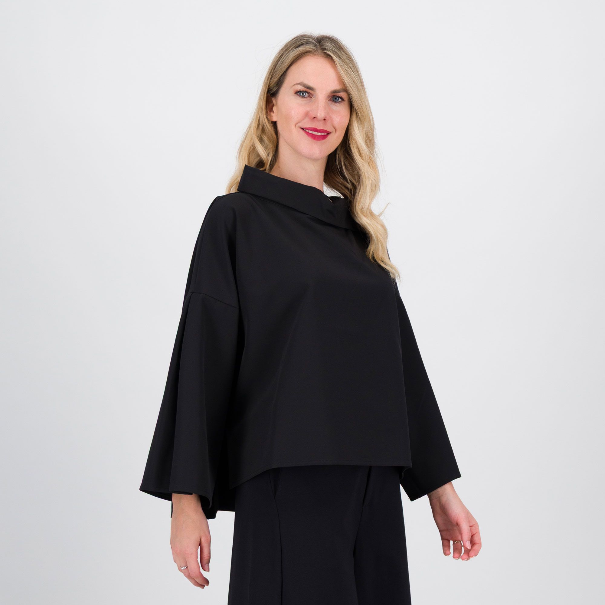 Lucrezia Sciortino
Maglia in tessuto
fluido di poliviscosa
con linea a scatola