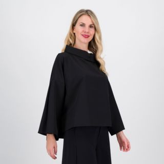Lucrezia Sciortino
Maglia in tessuto
fluido di poliviscosa
con linea a scatola