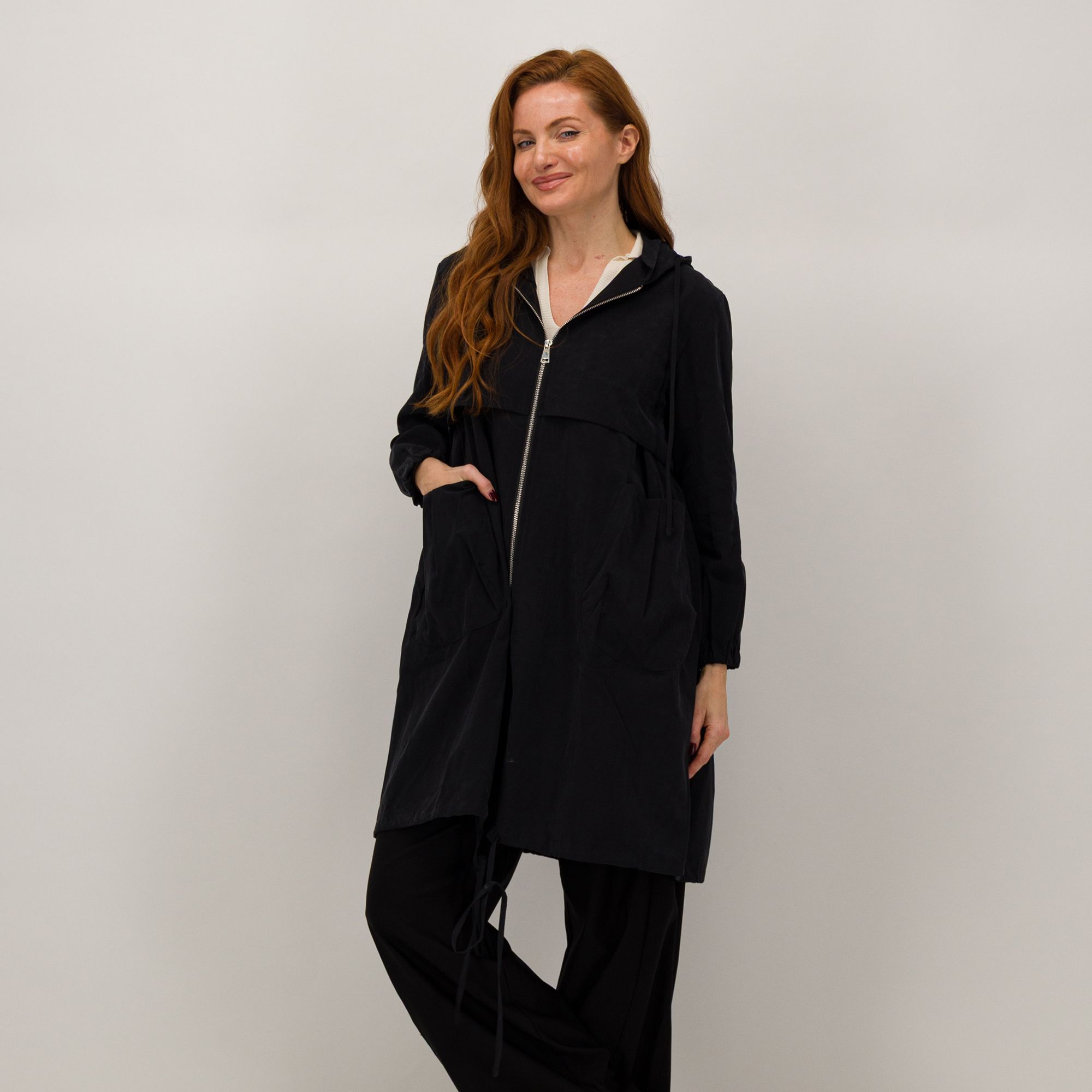 Lucrezia Sciortino
Parka in tela
con cappuccio
e chiusura a zip