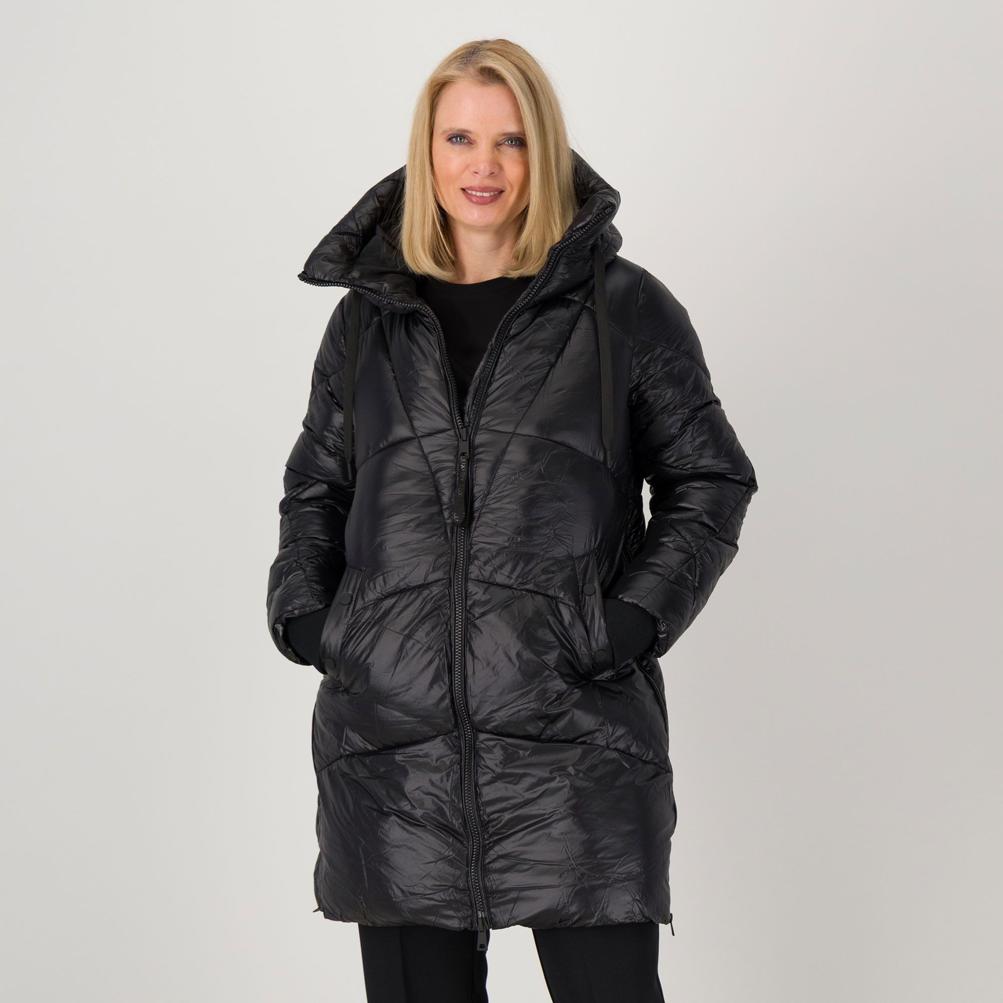 Neropale
Piumino lungo
con cappuccio