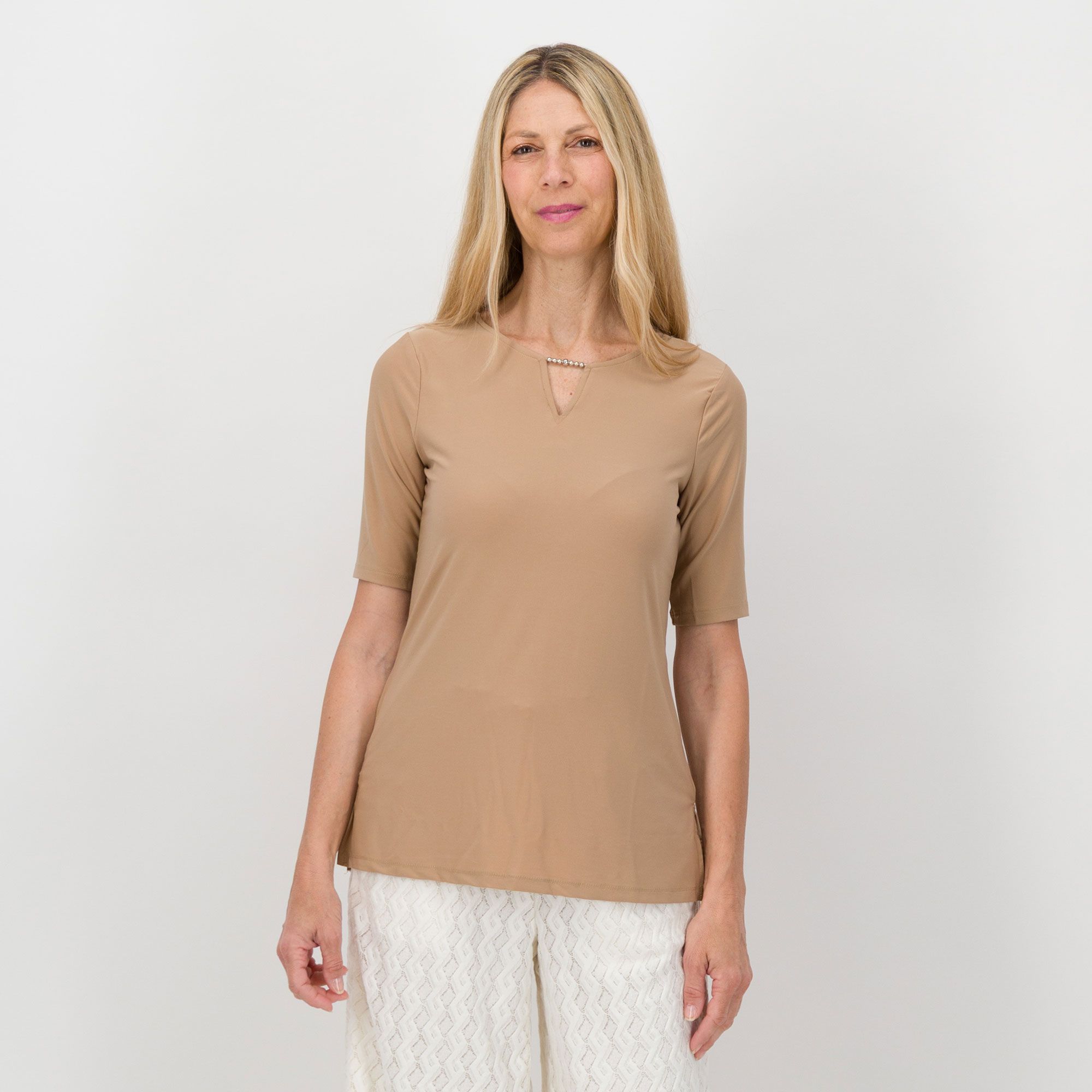 Nina Leonard
T-shirt a maniche
corte con scollo a V