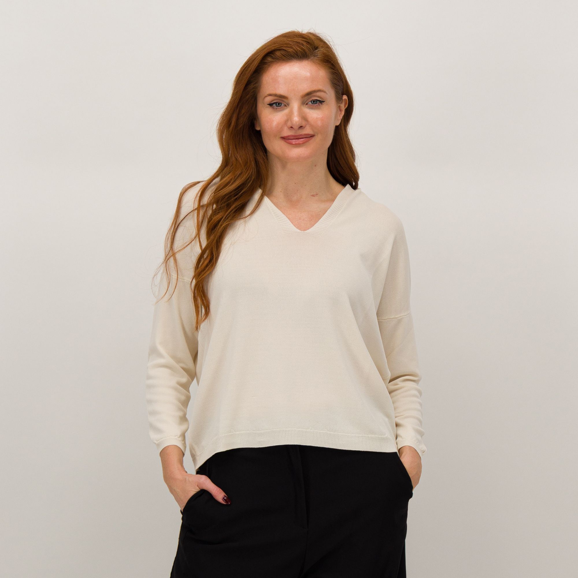 Lucrezia Sciortino
Maglia con scollo
a polo in filato
misto viscosa