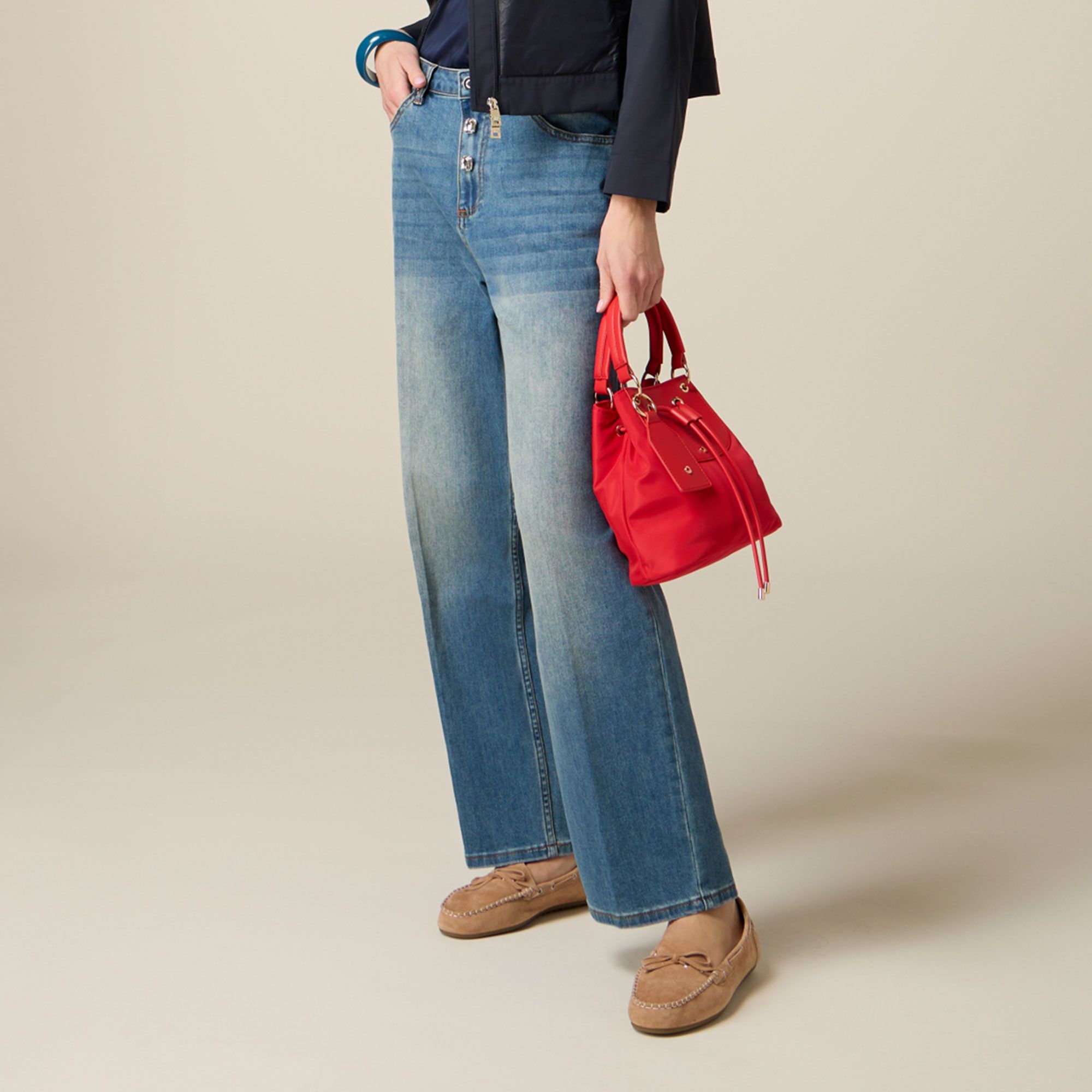 Oltre
Jeans a gamba dritta
con 5 tasche