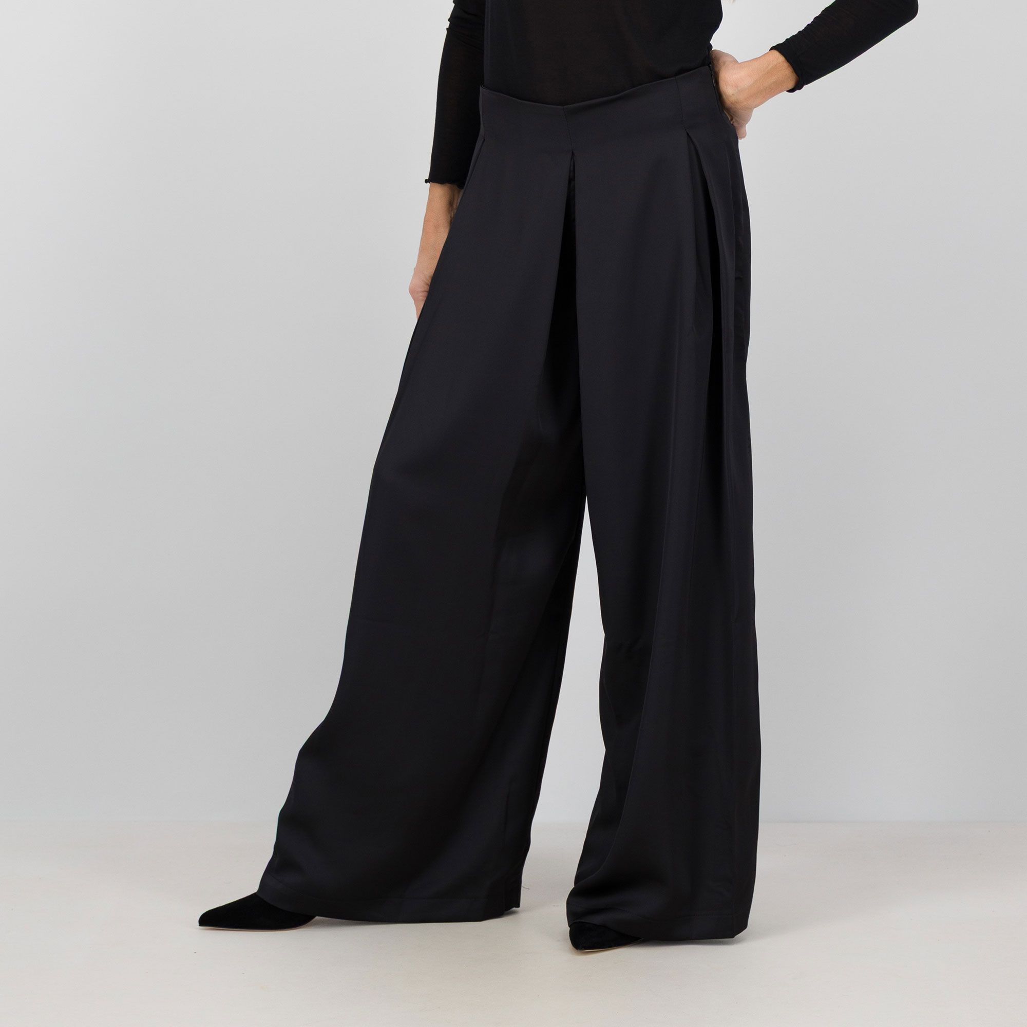 Risskio
Pantalone ampio
in raso con pence
e zip invisibile