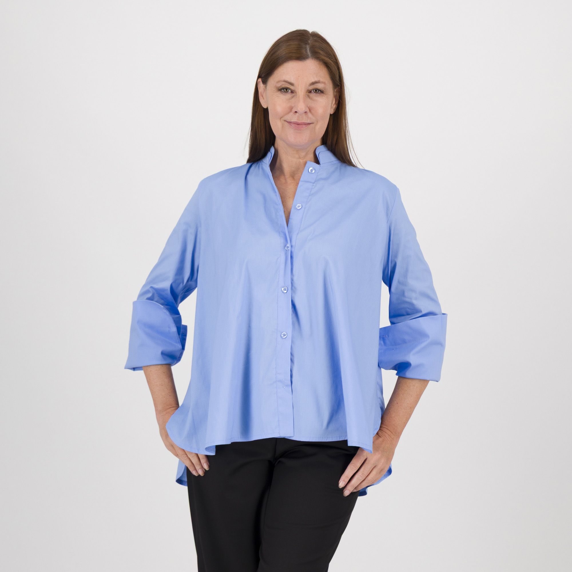 Lucrezia Sciortino
Camicia in popeline
con collo guru doppio