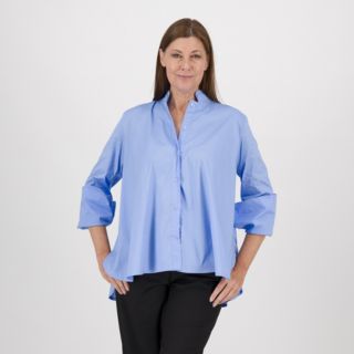 Lucrezia Sciortino
Camicia in popeline
con collo guru doppio